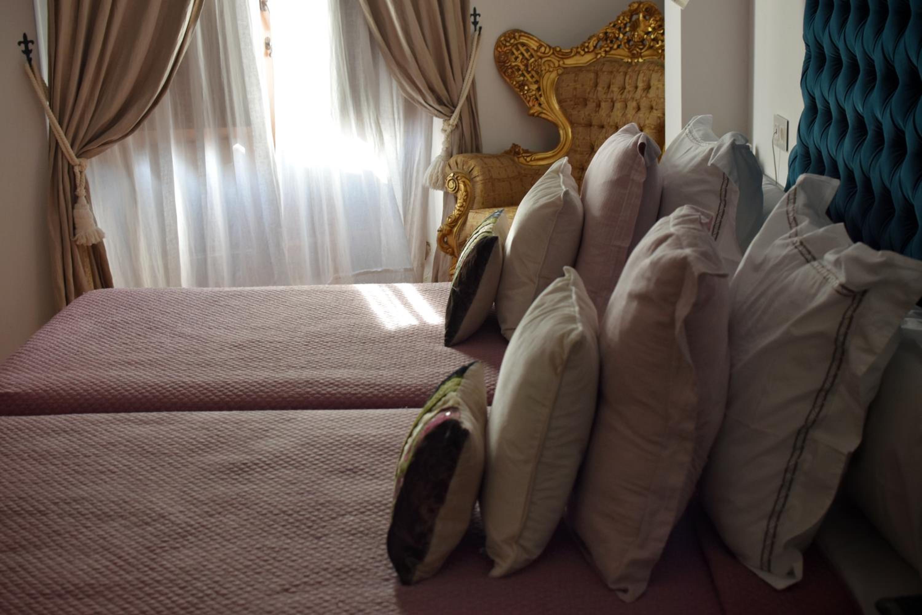 Double Room with Living Room and Balcony - Photo 7