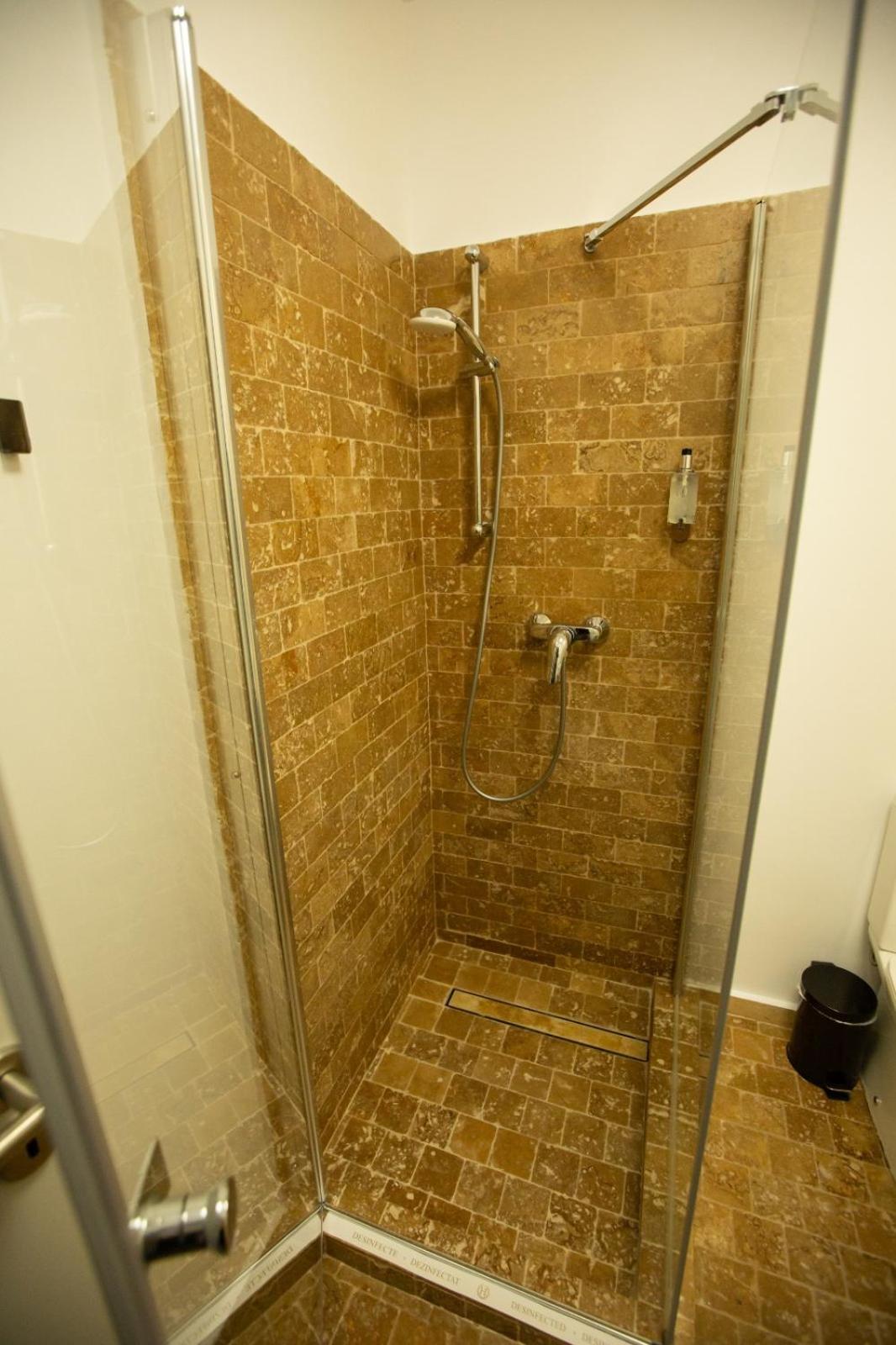 Double Room with Private Bathroom - Photo 5