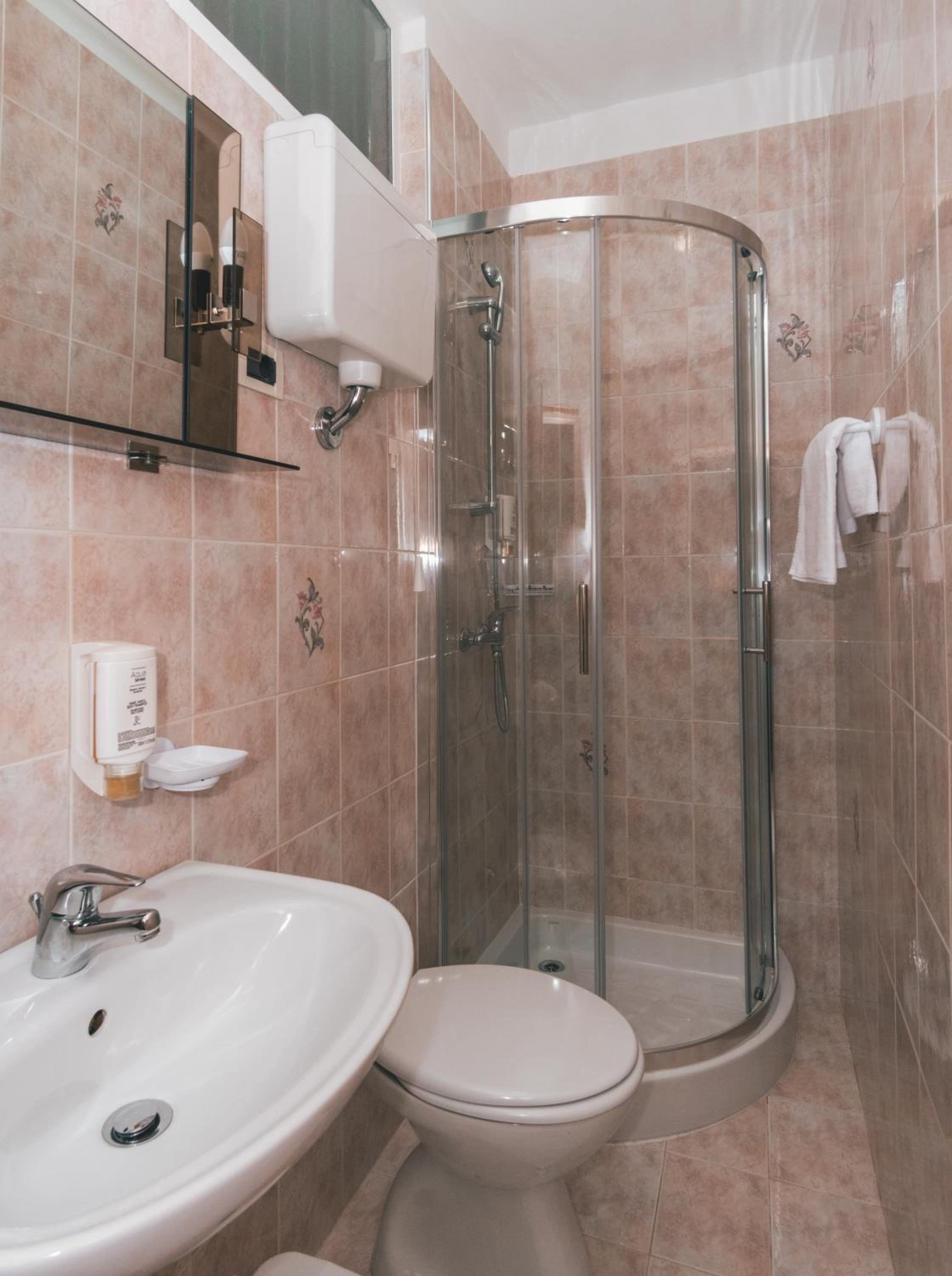 Double Room with Private External Bathroom, Balcony and Sea View photo 2