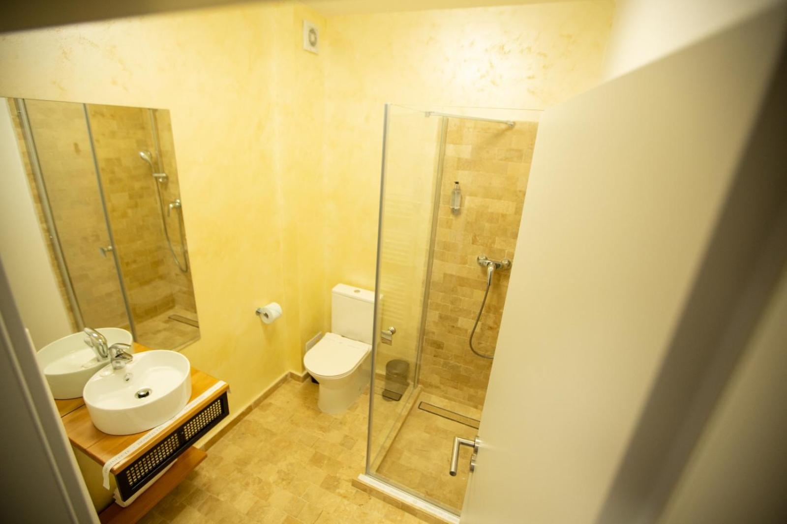 Deluxe Family Suite - Photo 3
