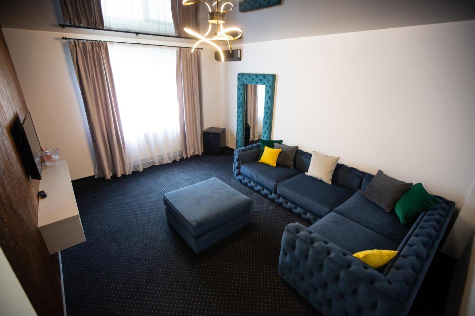 Deluxe Family Suite - Photo 2