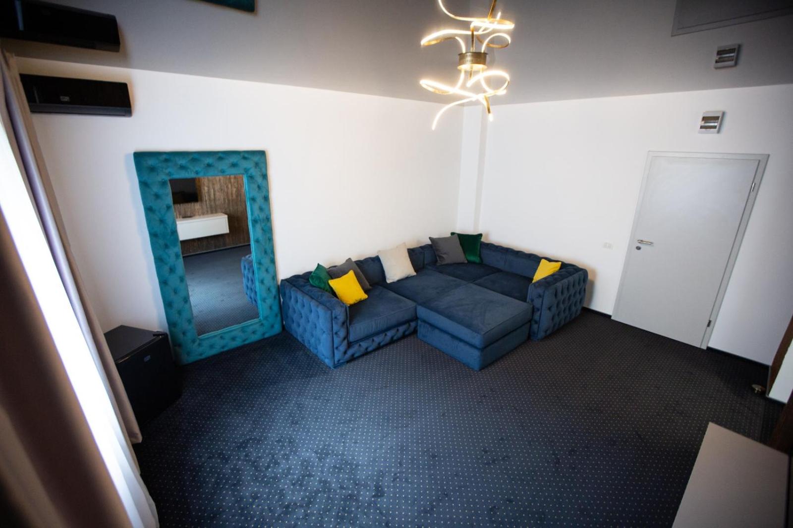Deluxe Family Suite - Photo 5