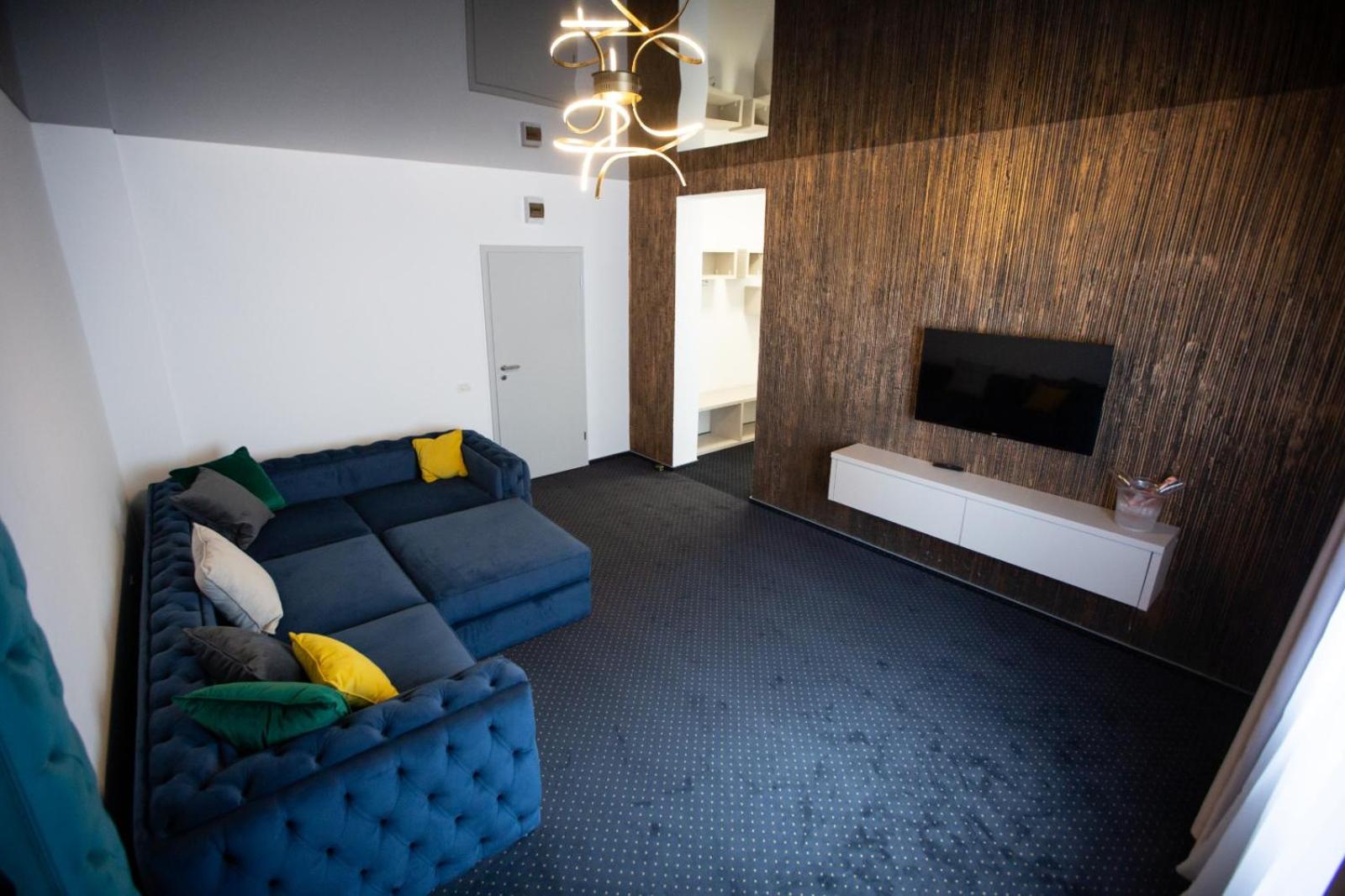Deluxe Family Suite - Photo 10