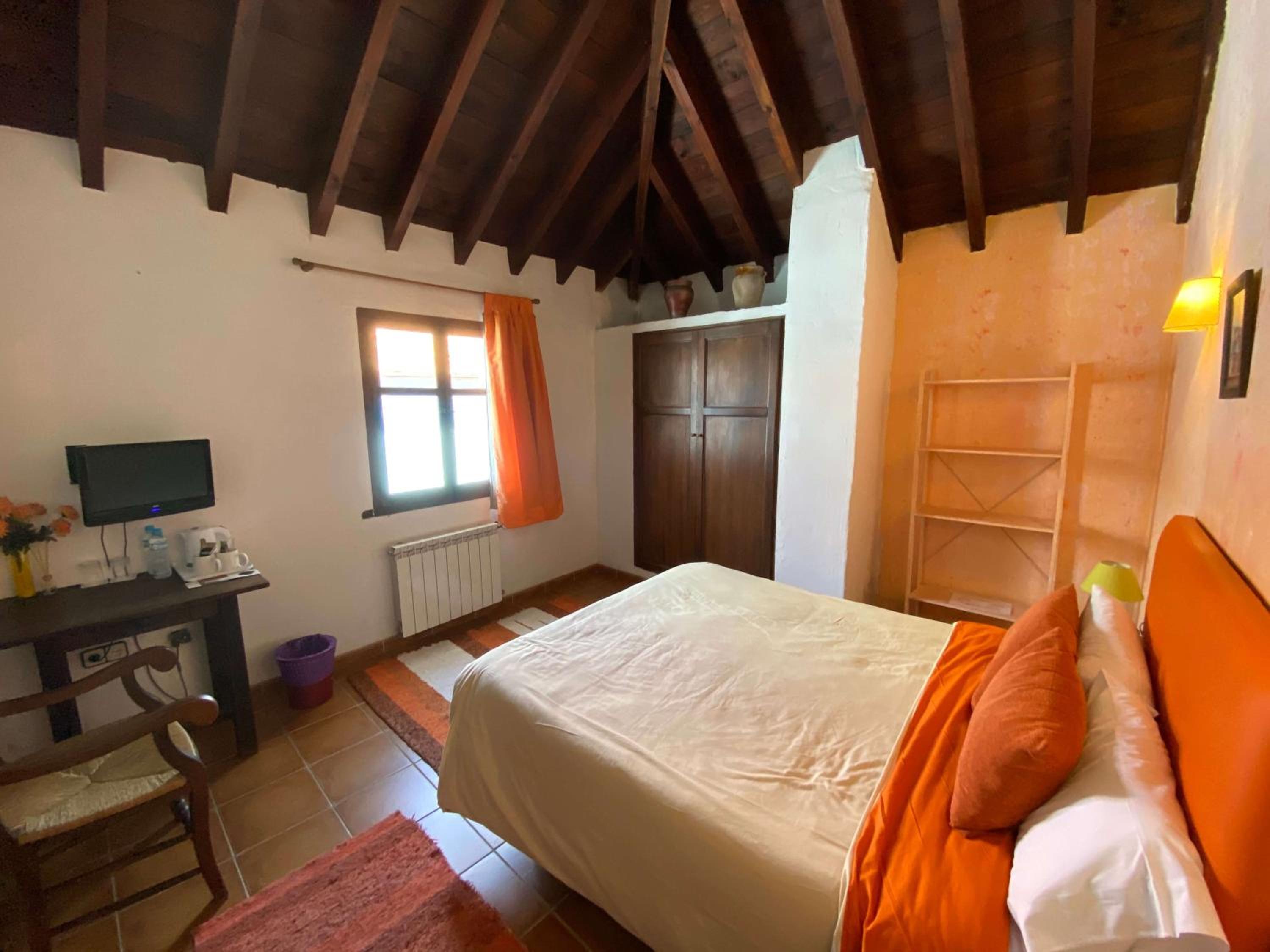 Double or Twin Room - Photo 6
