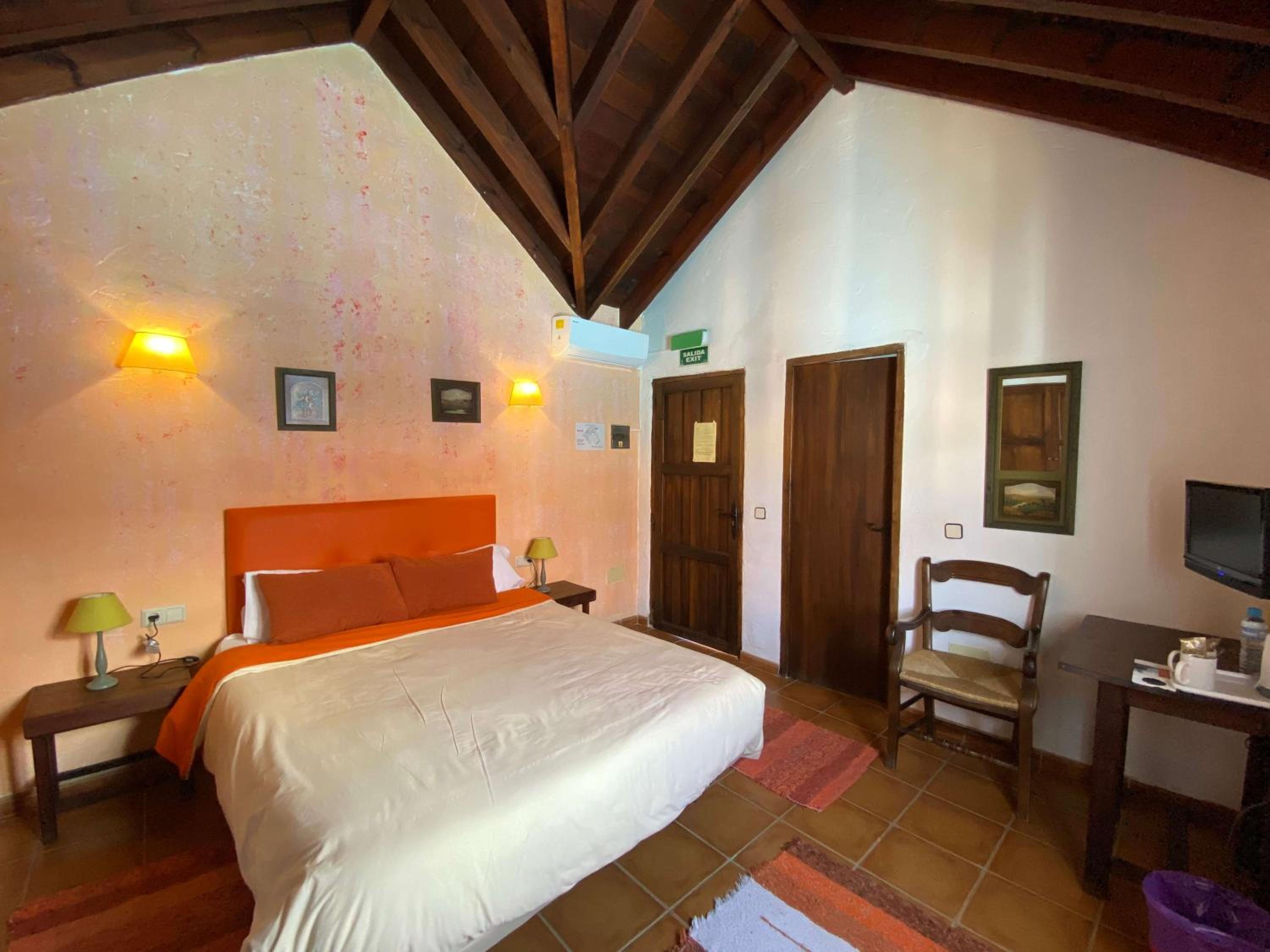 Double or Twin Room - Photo 5
