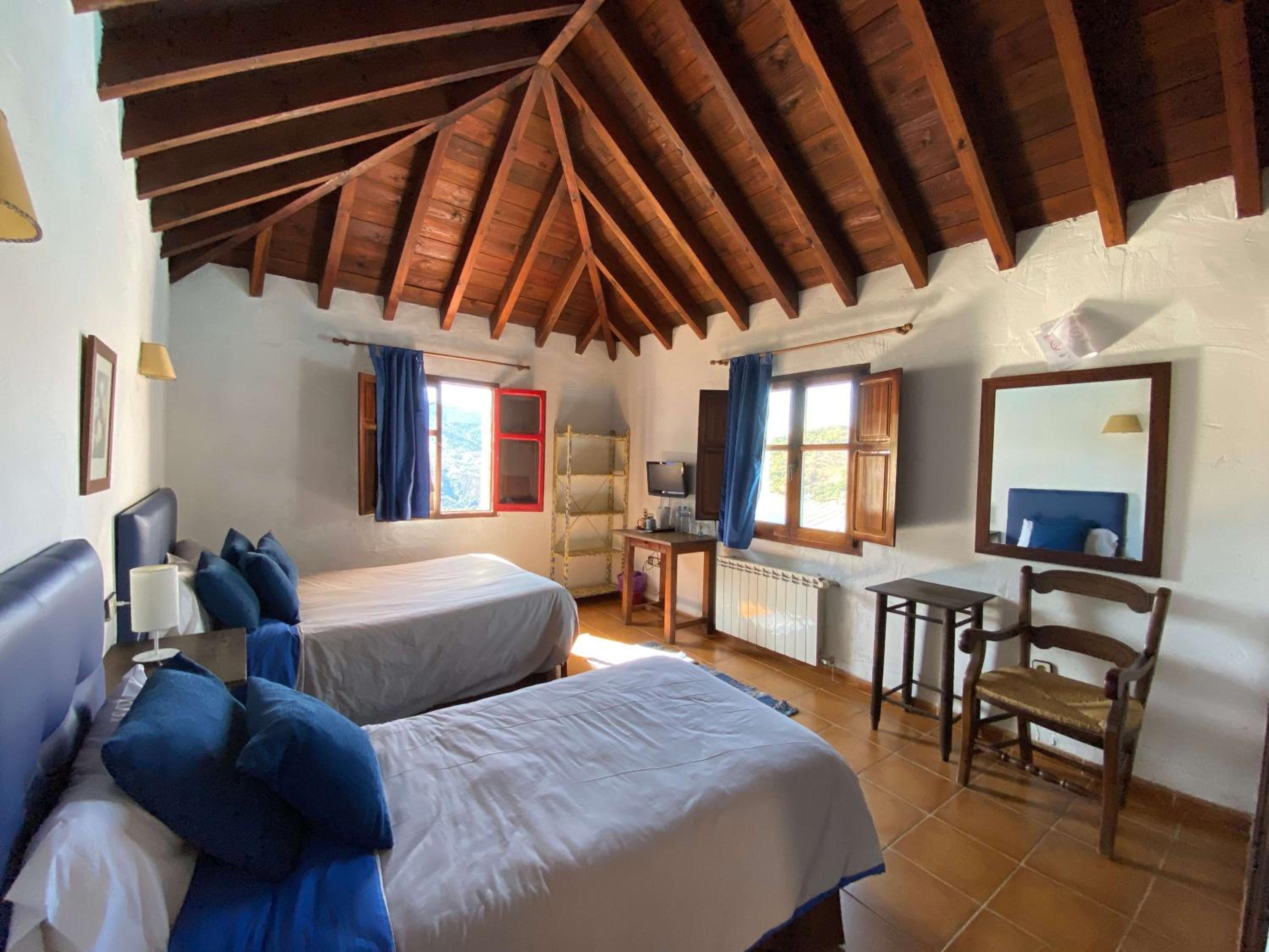 Double or Twin Room - Photo 7