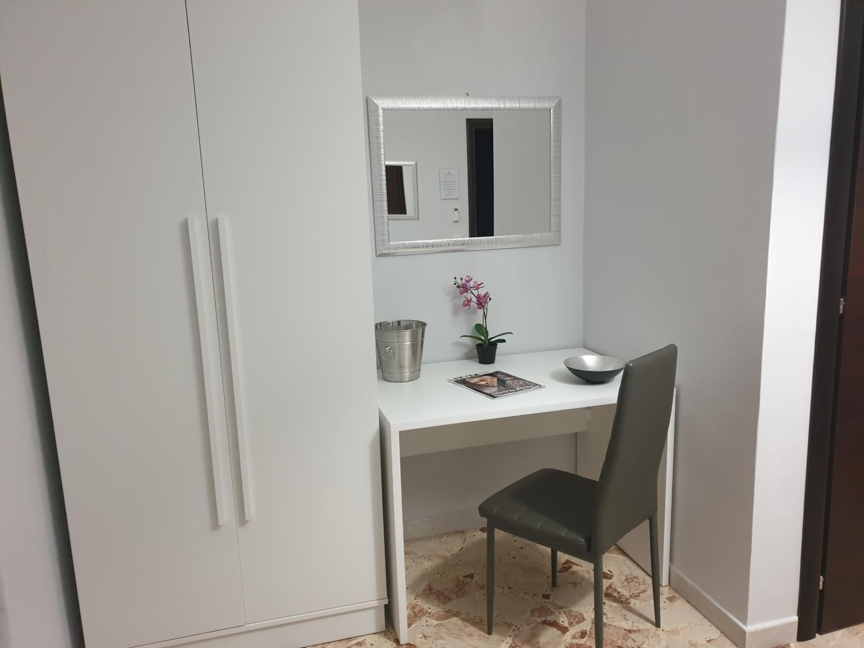 Double Room with Balcony - Photo 15