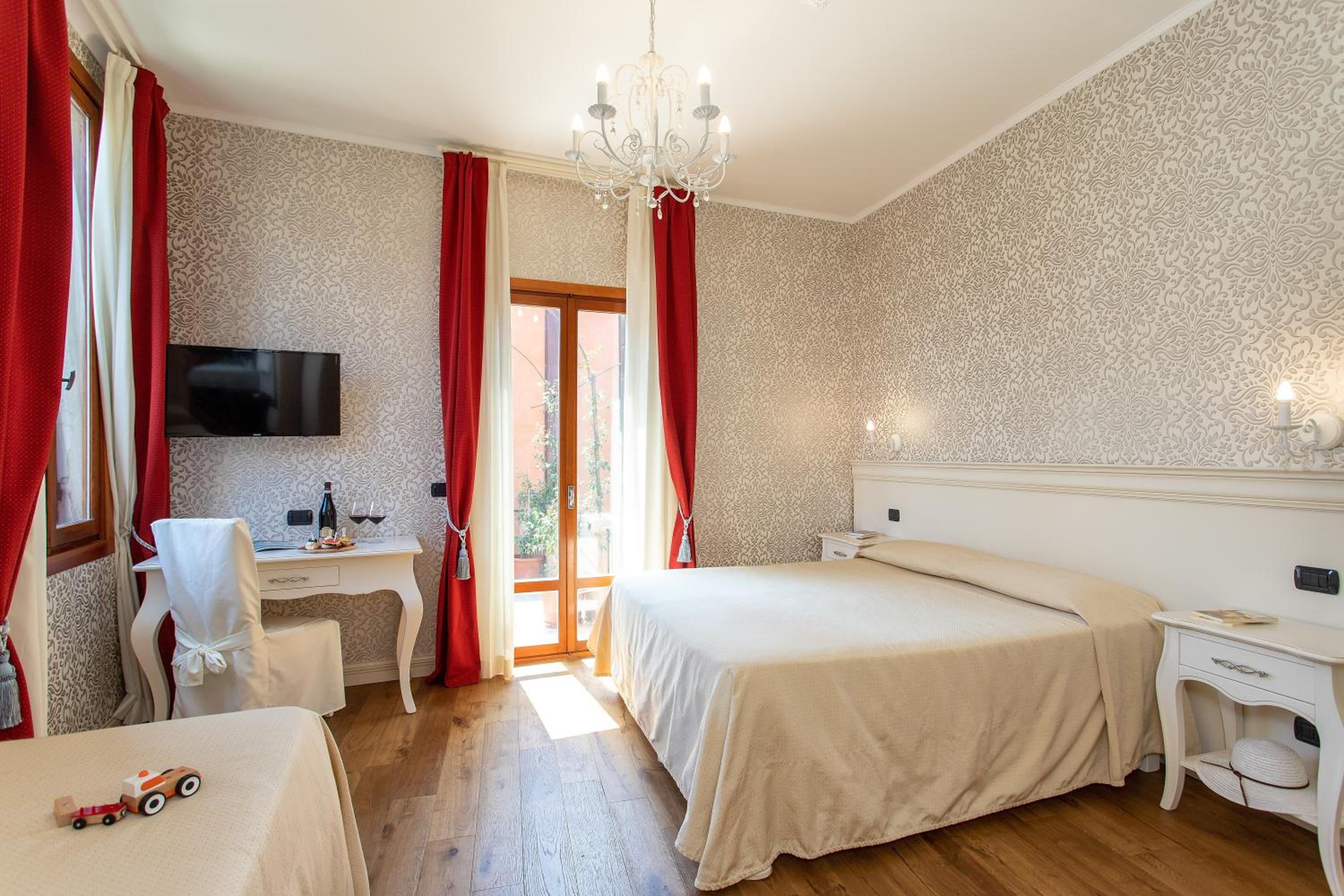 Suite with Terrace and Canal View photo 1