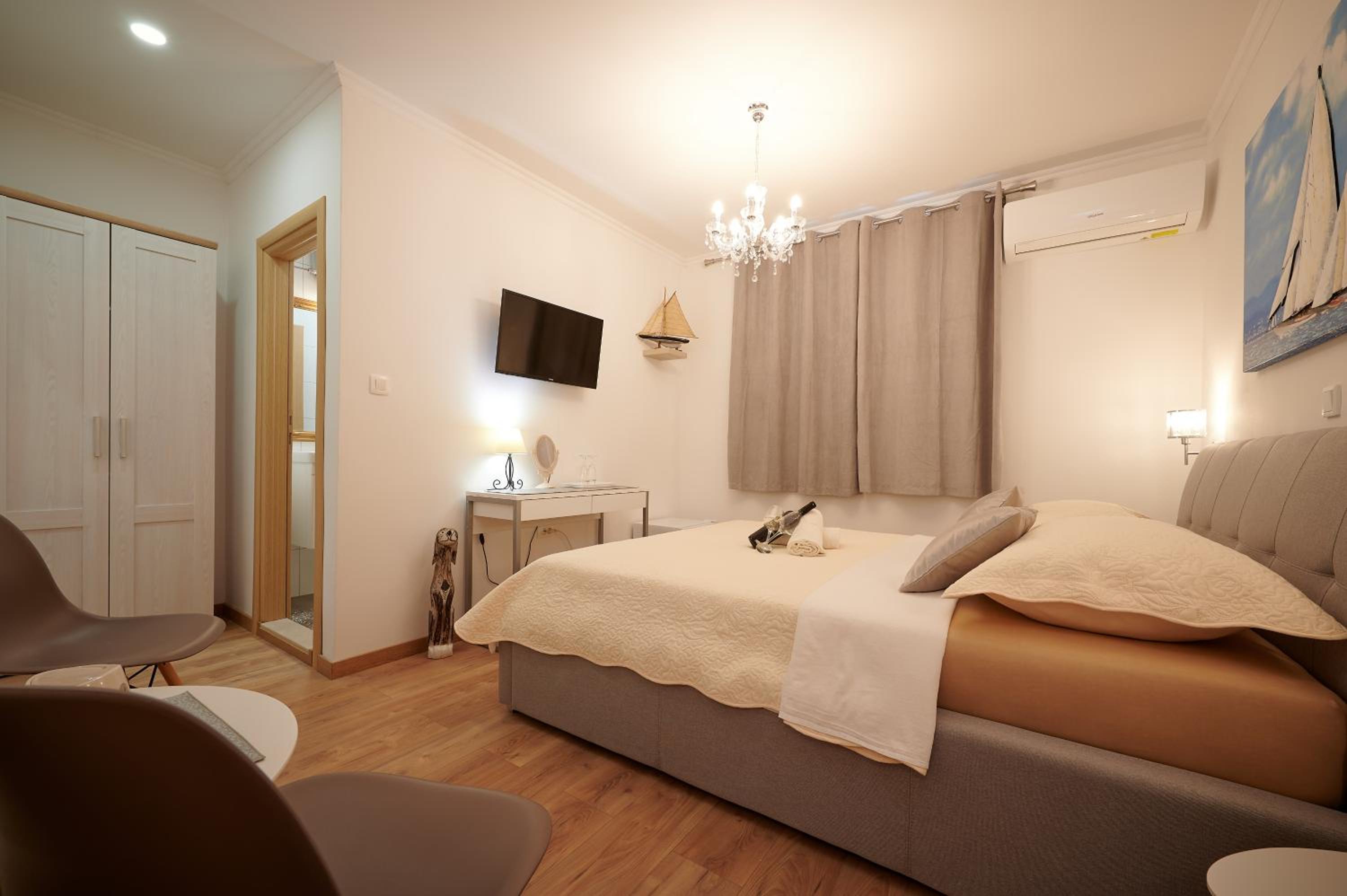 Deluxe Room - Photo 7