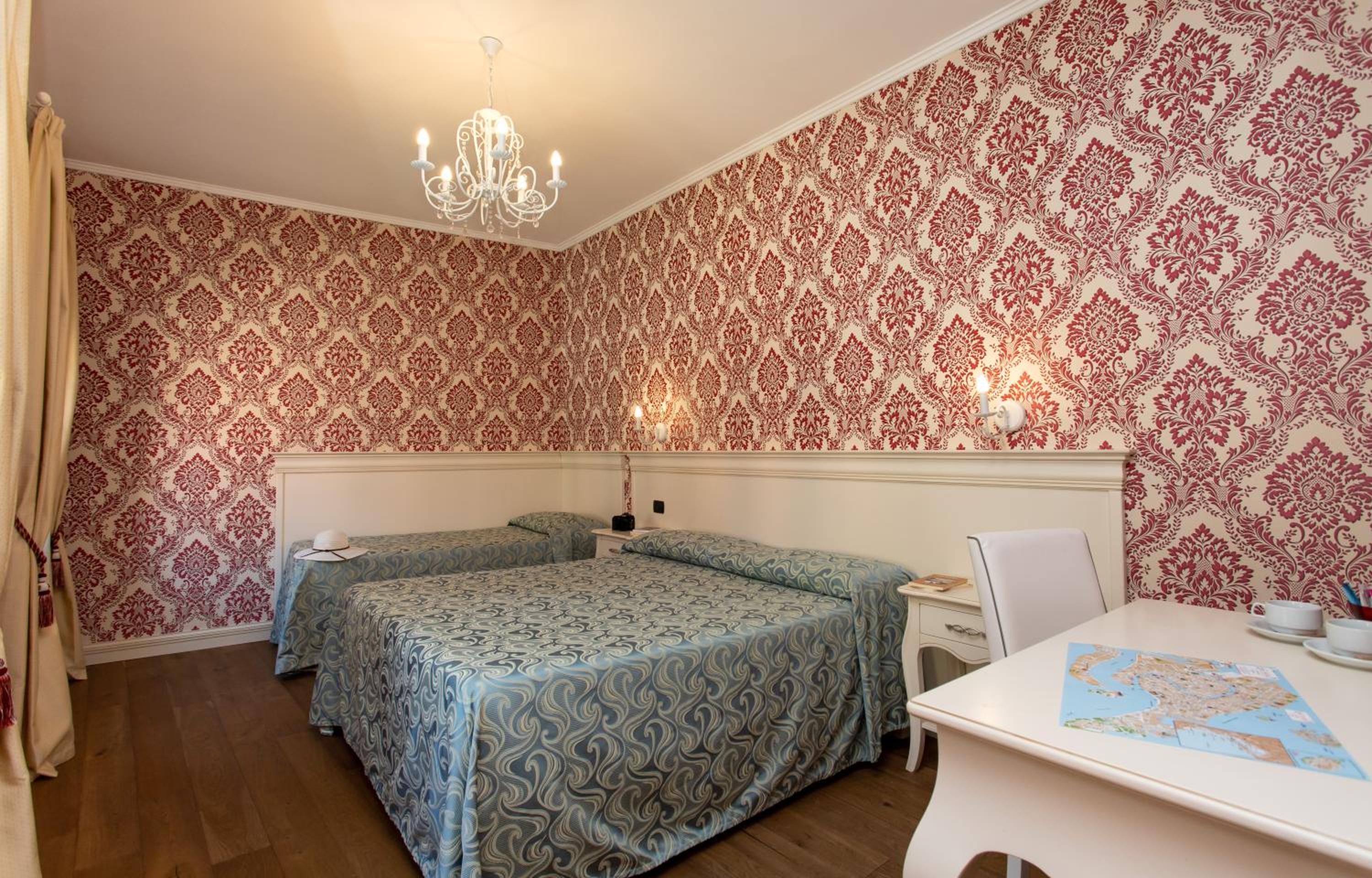 Superior Double or Twin Room with Canal View photo 1