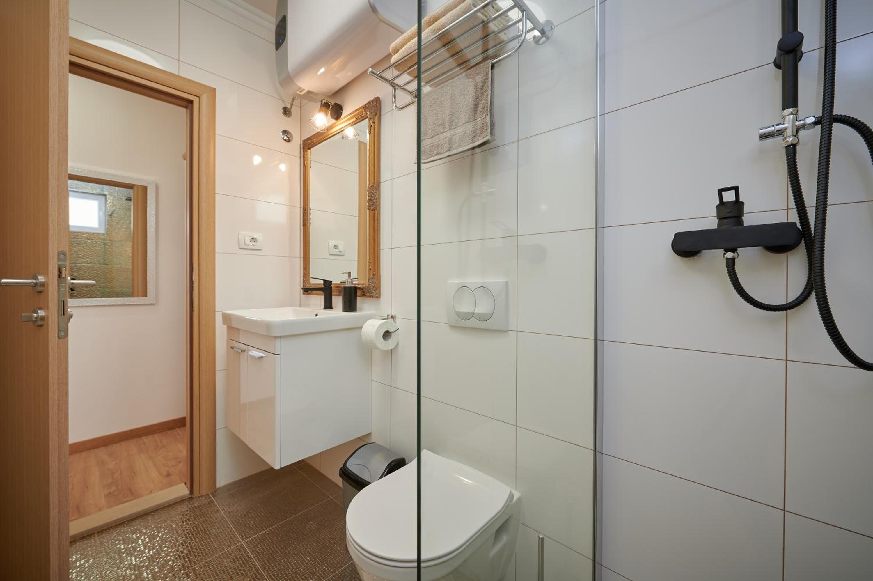 Deluxe Room - Photo 16