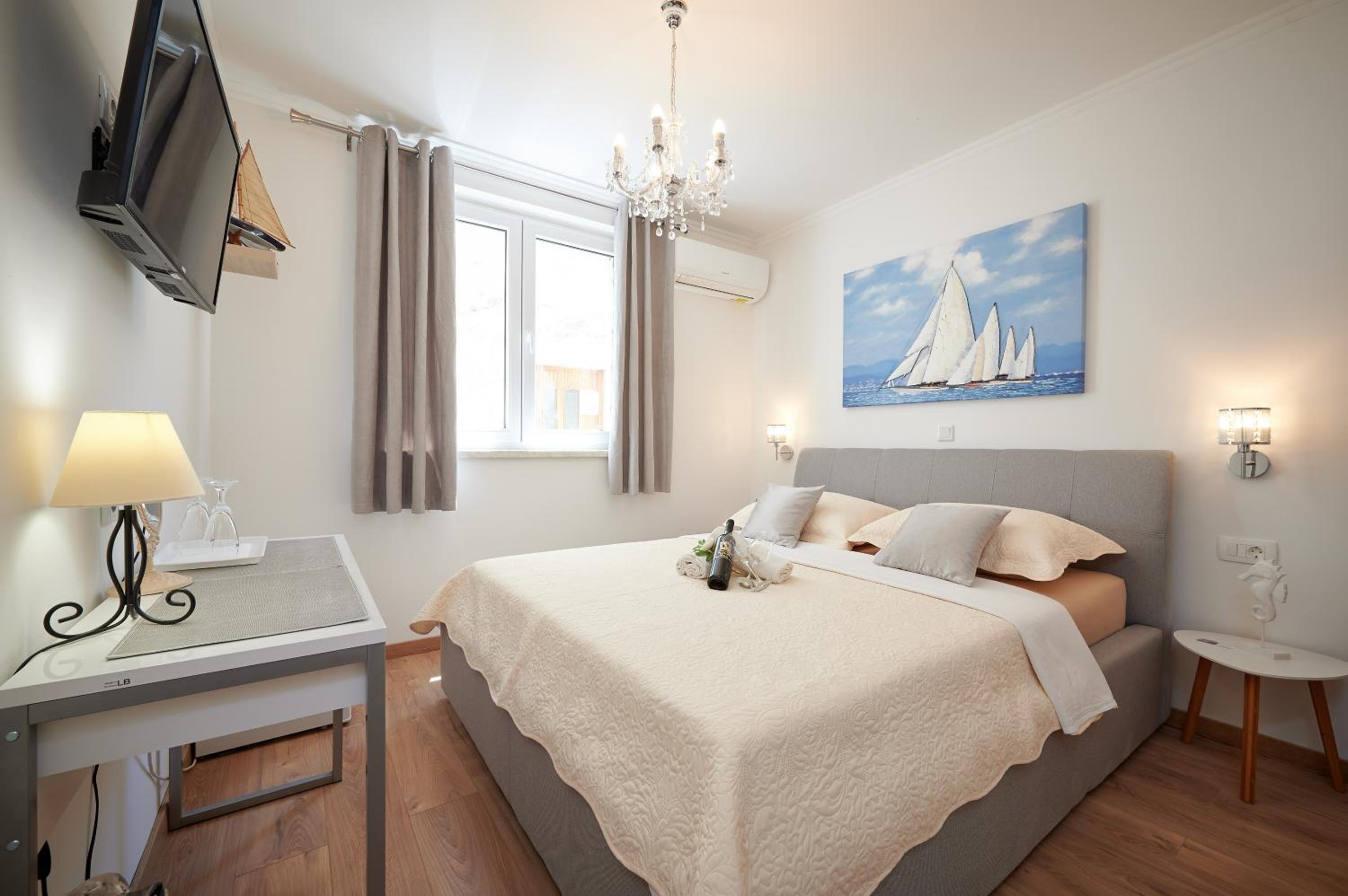 Deluxe Room - Photo 10