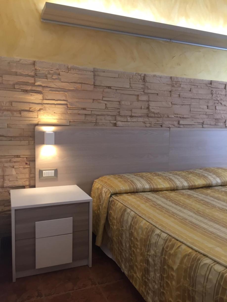 Available room thumbnail 6