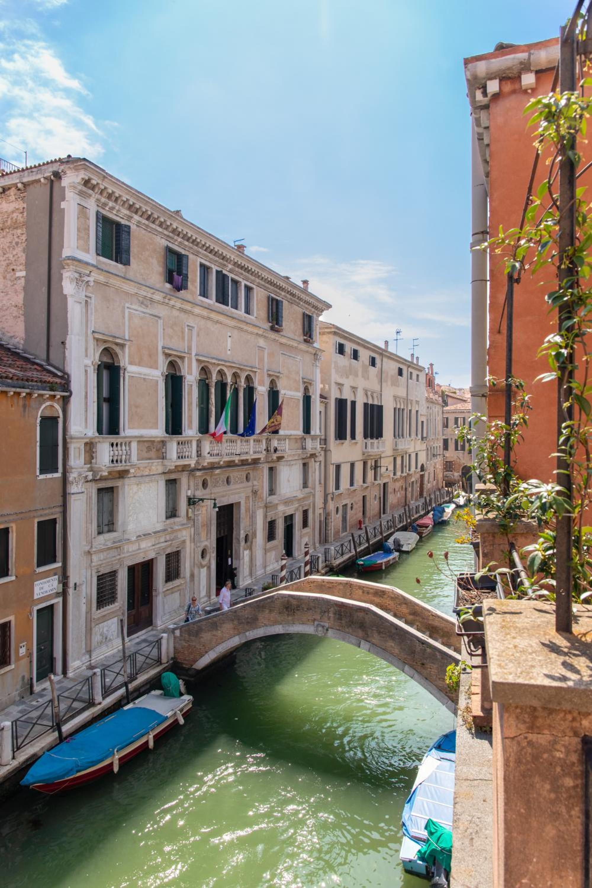 Suite with Terrace and Canal View photo 3