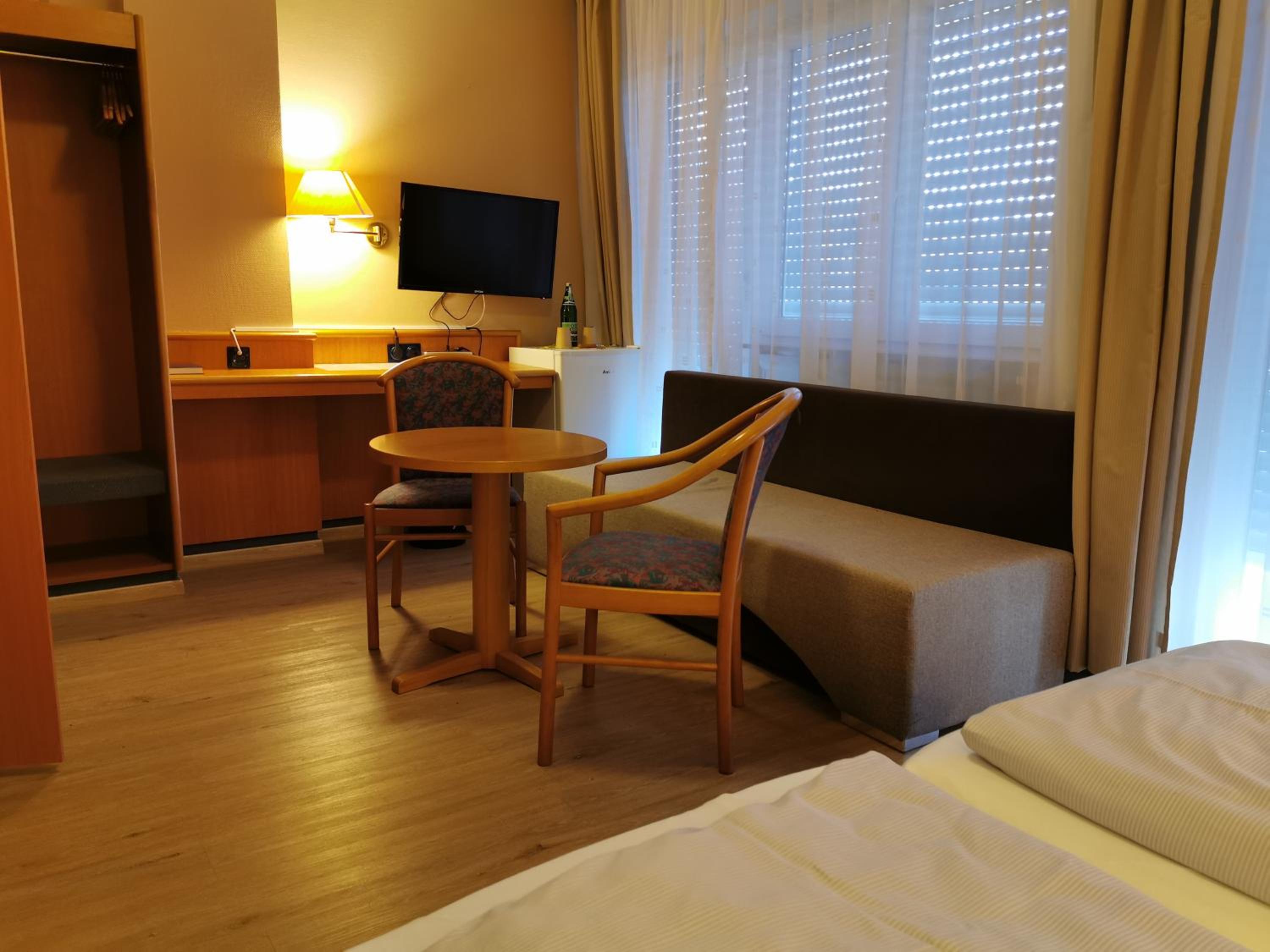 Double Room with Balcony - Photo 10