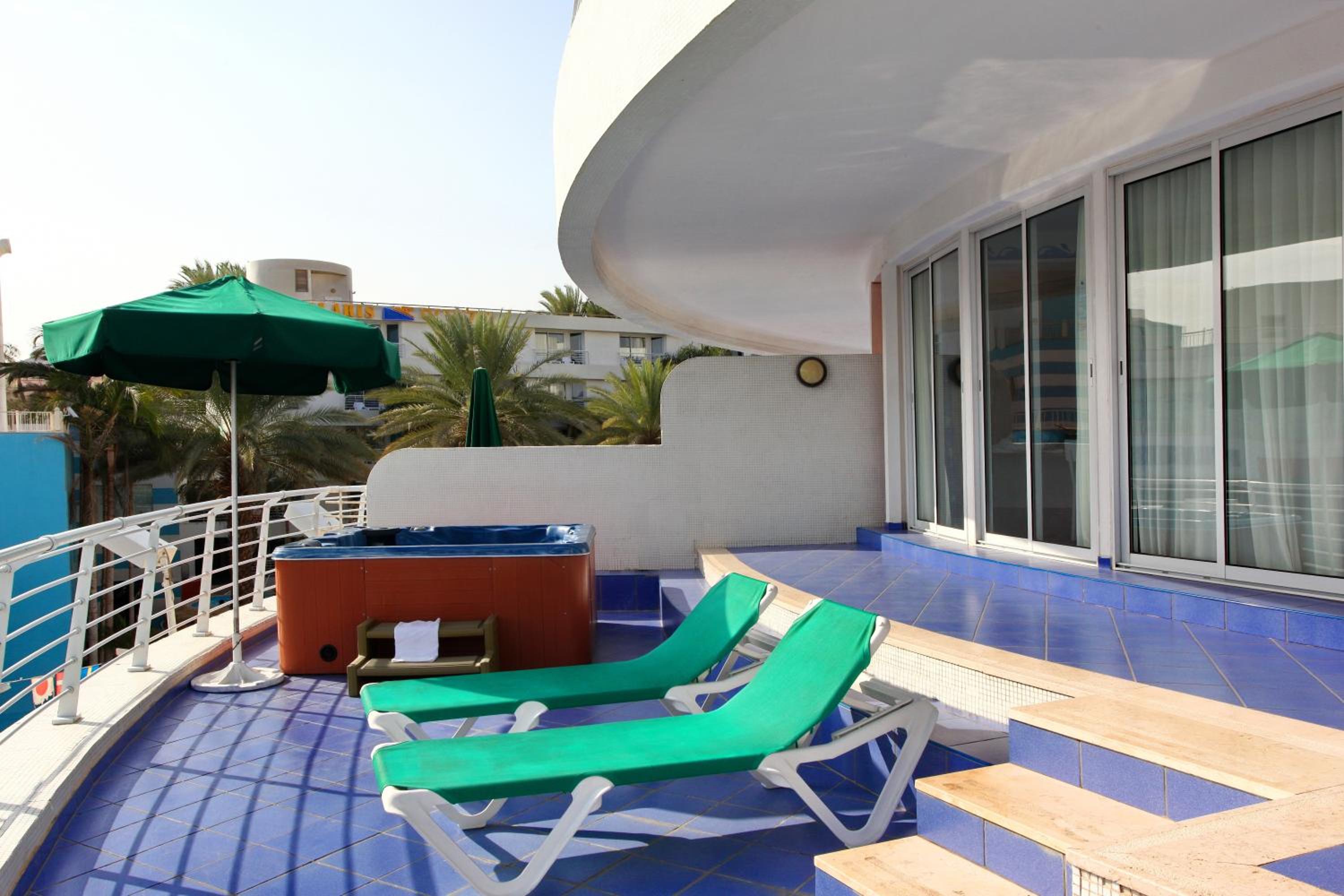Executive Deluxe Suite - 2 Room, Big Terrace With Hot Tub+Kitchenette - 4 adults + 1 child - 223 ft²  photo 2