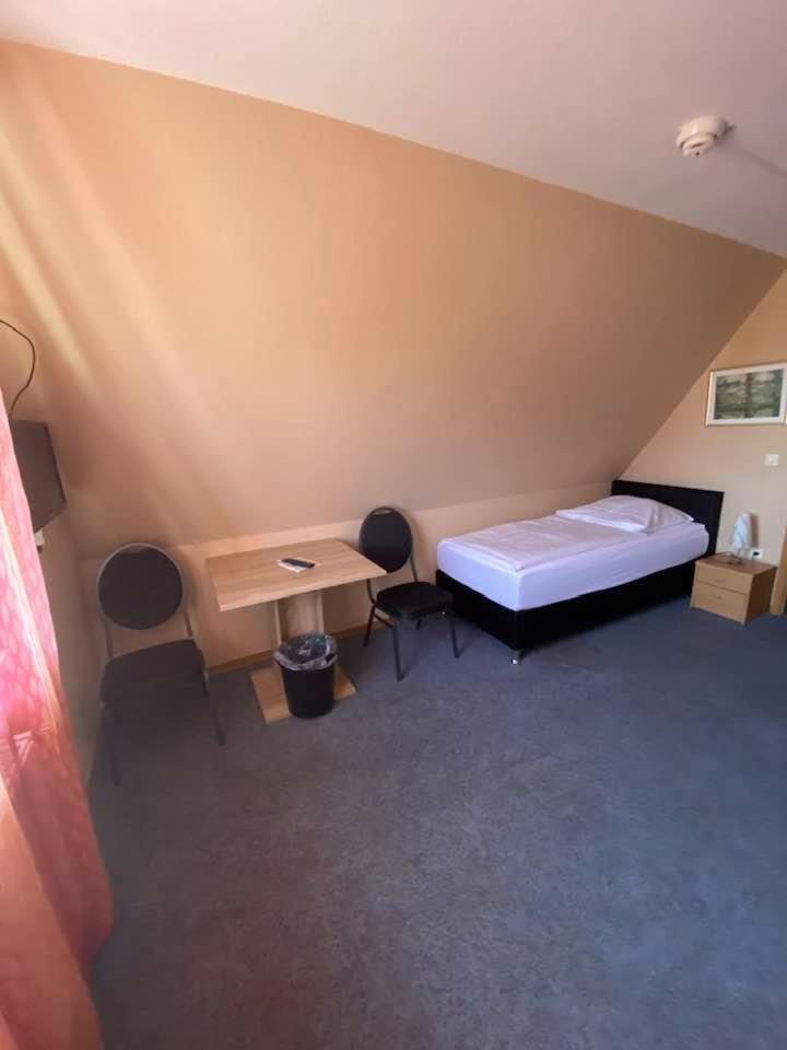 Double or Twin Room - Photo 9