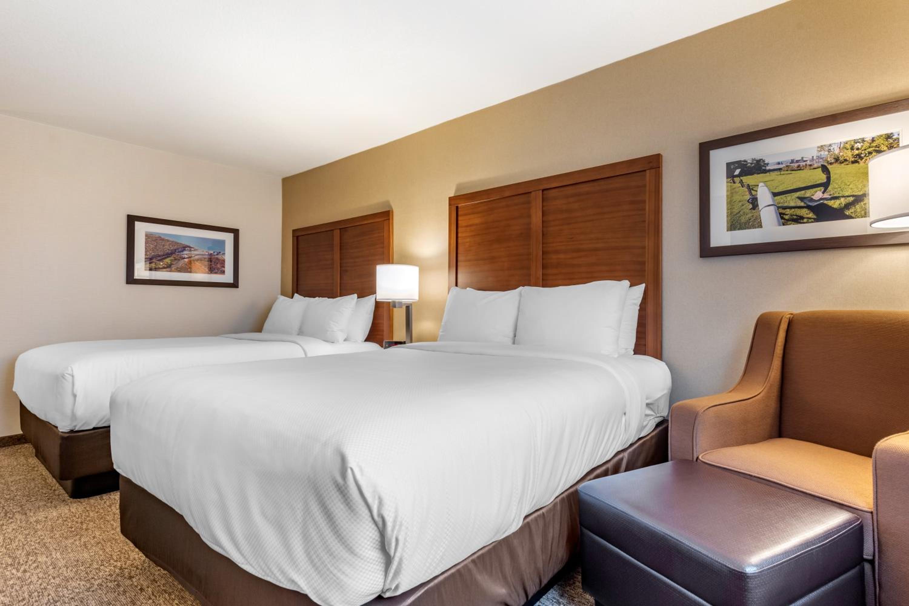 Queen Room with Two Queen Beds - Non-Smoking - Photo 9