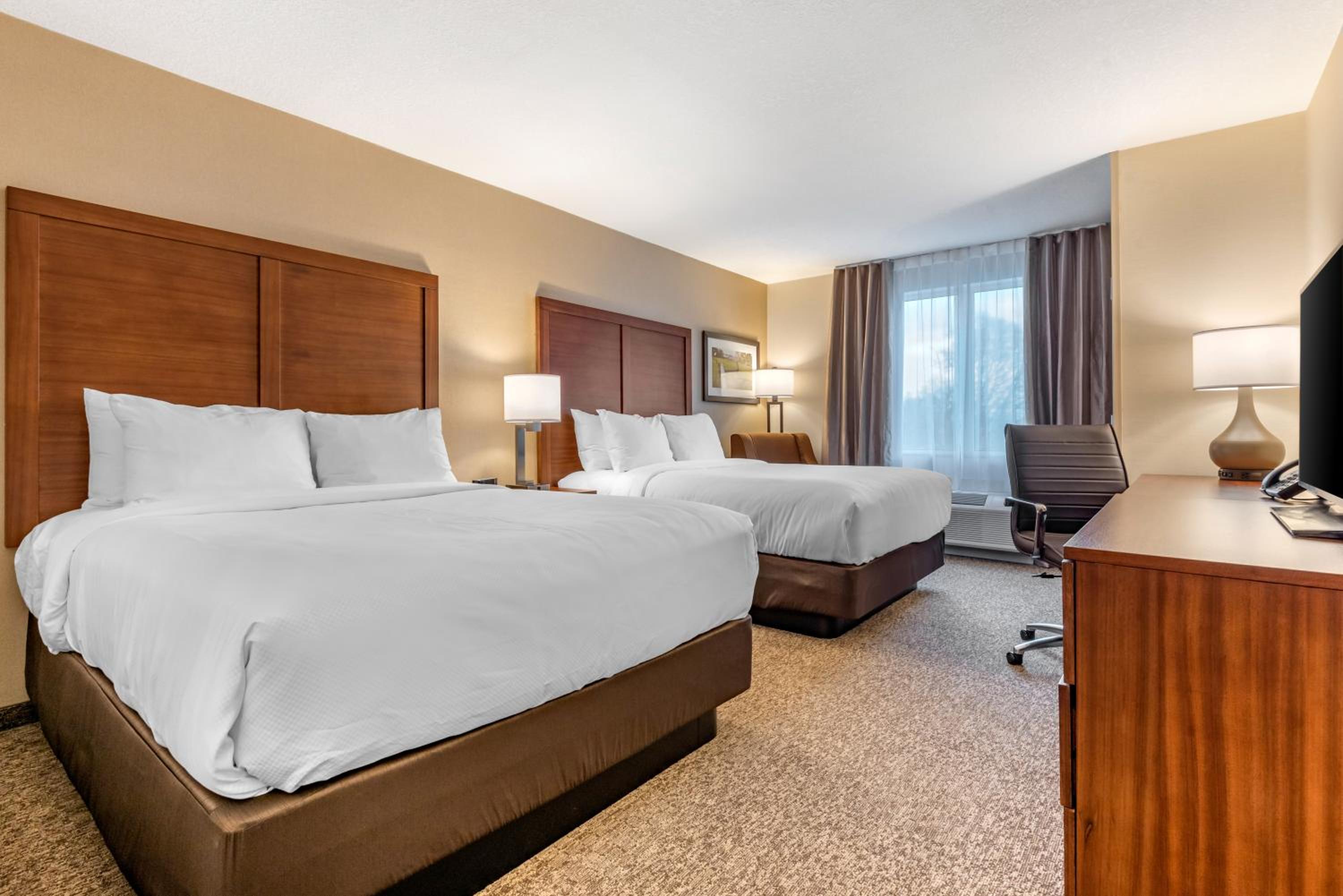 Queen Room with Two Queen Beds - Non-Smoking - Photo 10