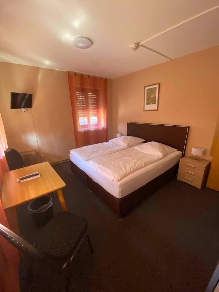 Standard Double Room - Photo 7