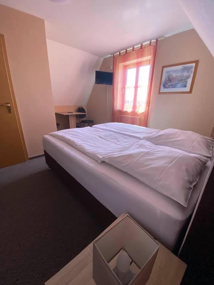 Standard Double Room - Photo 8