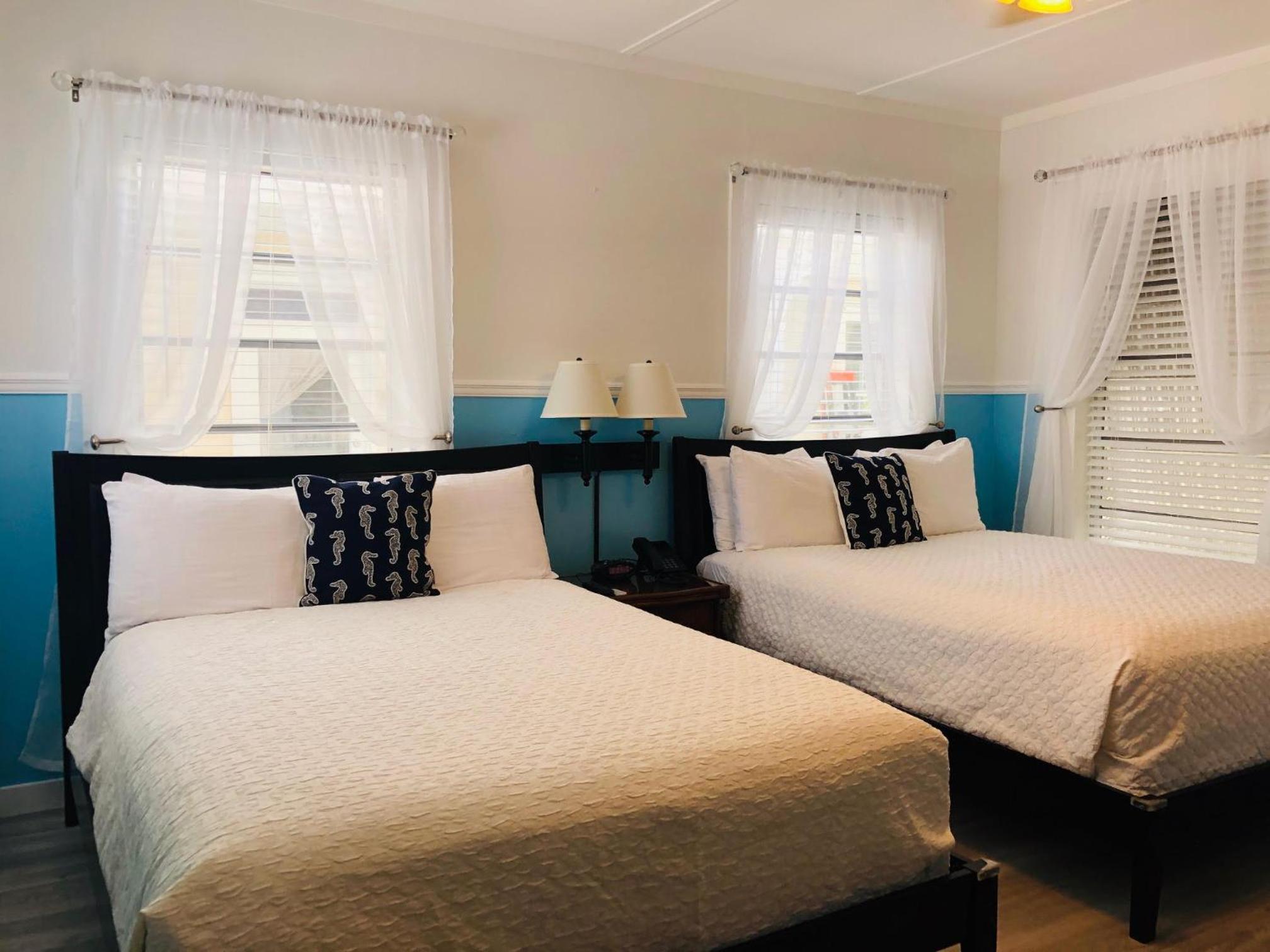 Standard Queen Room with Two Queen Beds - Photo 4