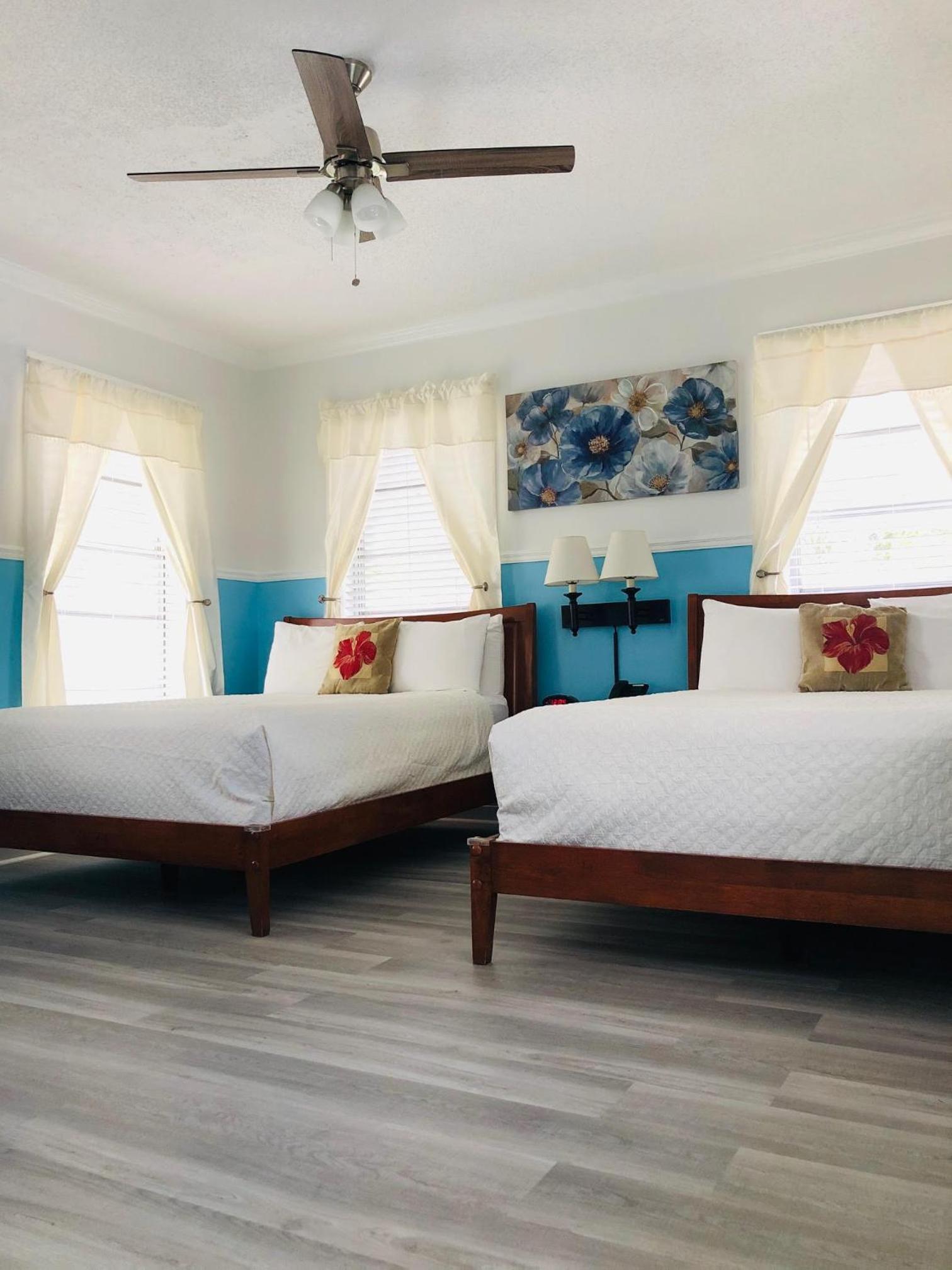 Standard Queen Room with Two Queen Beds - Photo 6