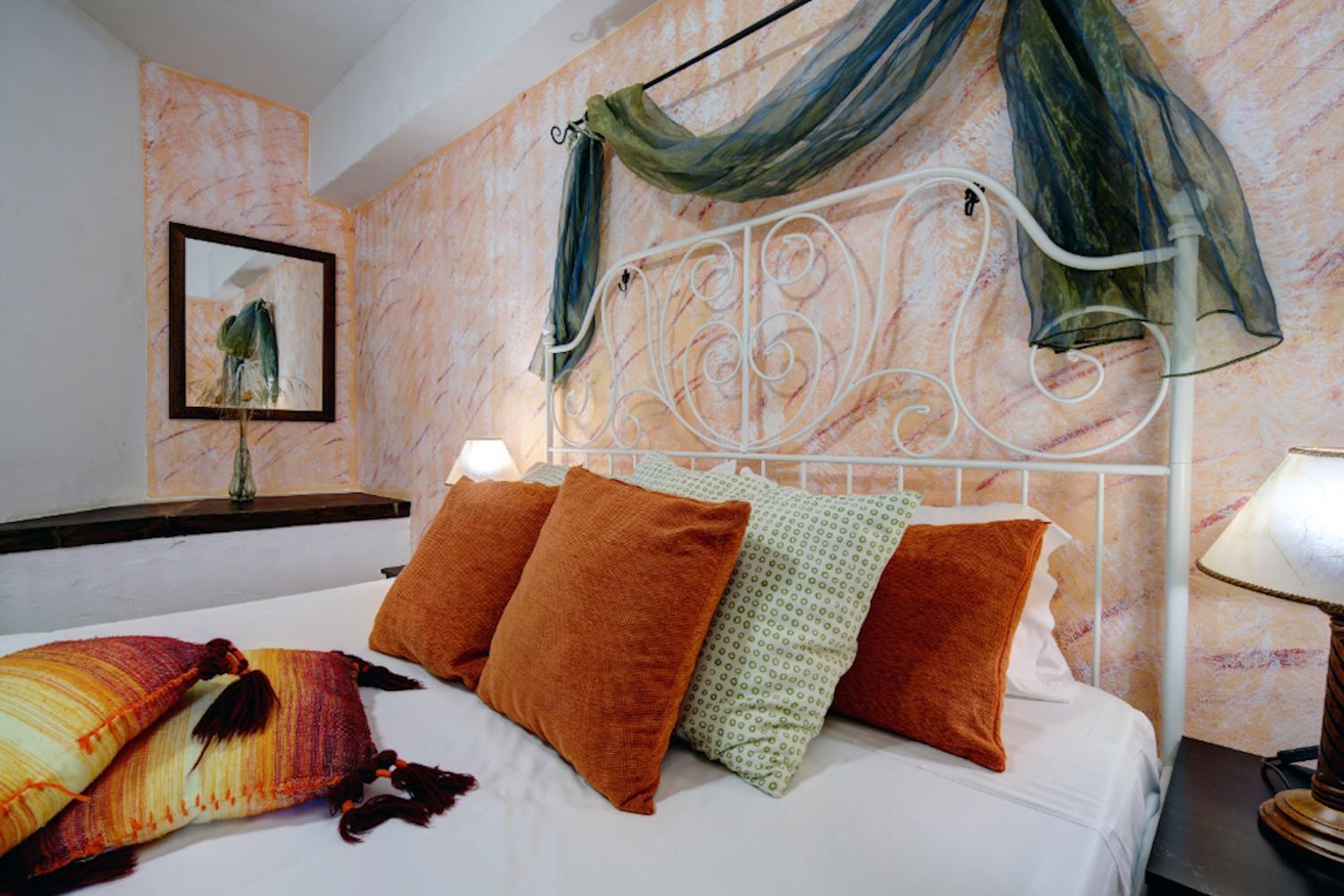 Suite - Photo 1
