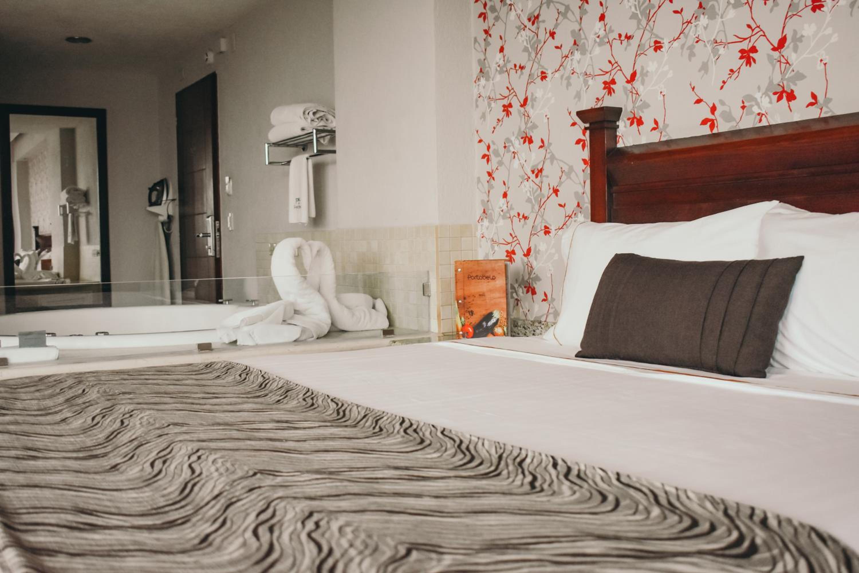 Deluxe Suite with Spa Bath photo 2