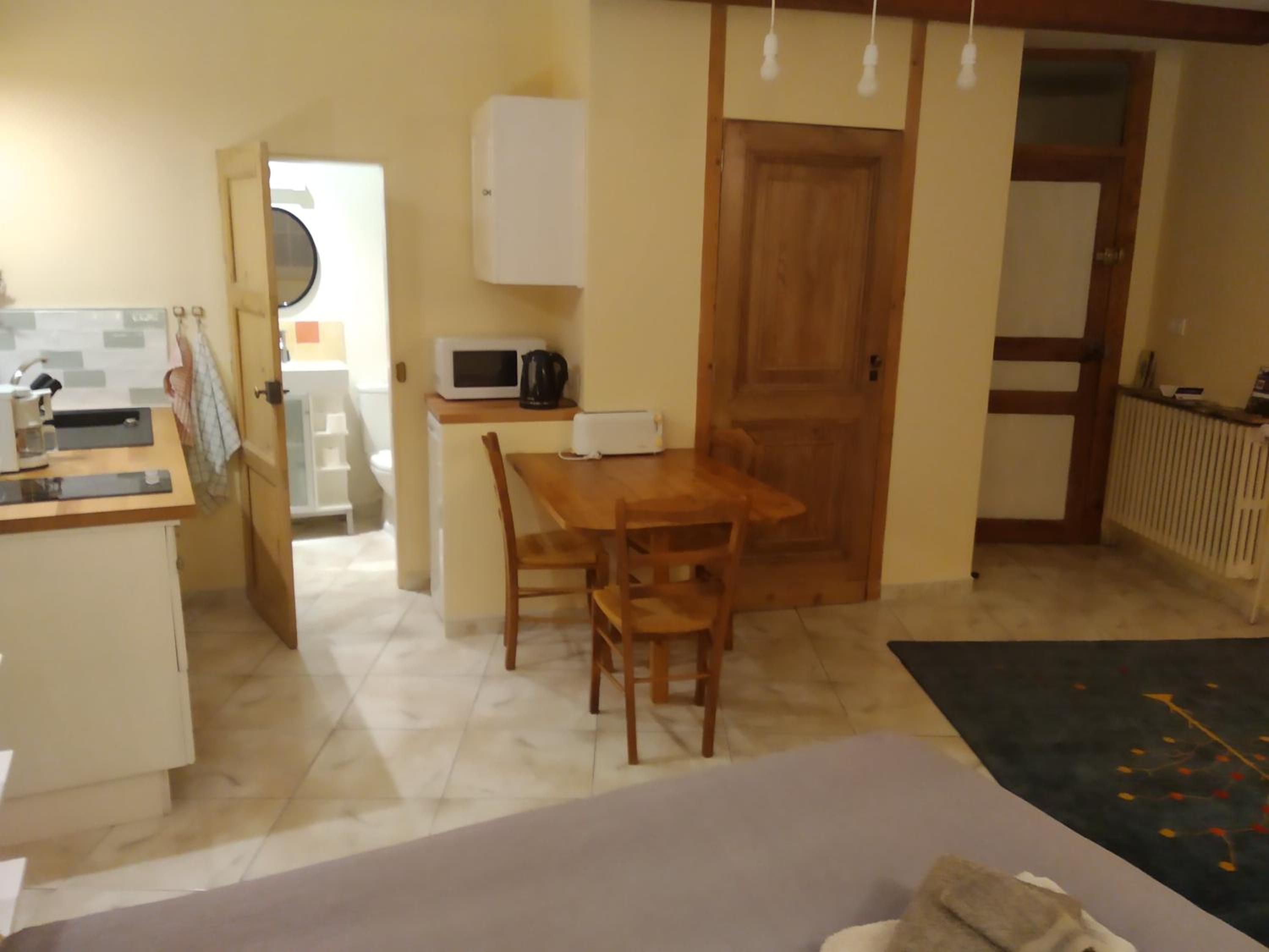 Studio with Private Bathroom - Photo 7