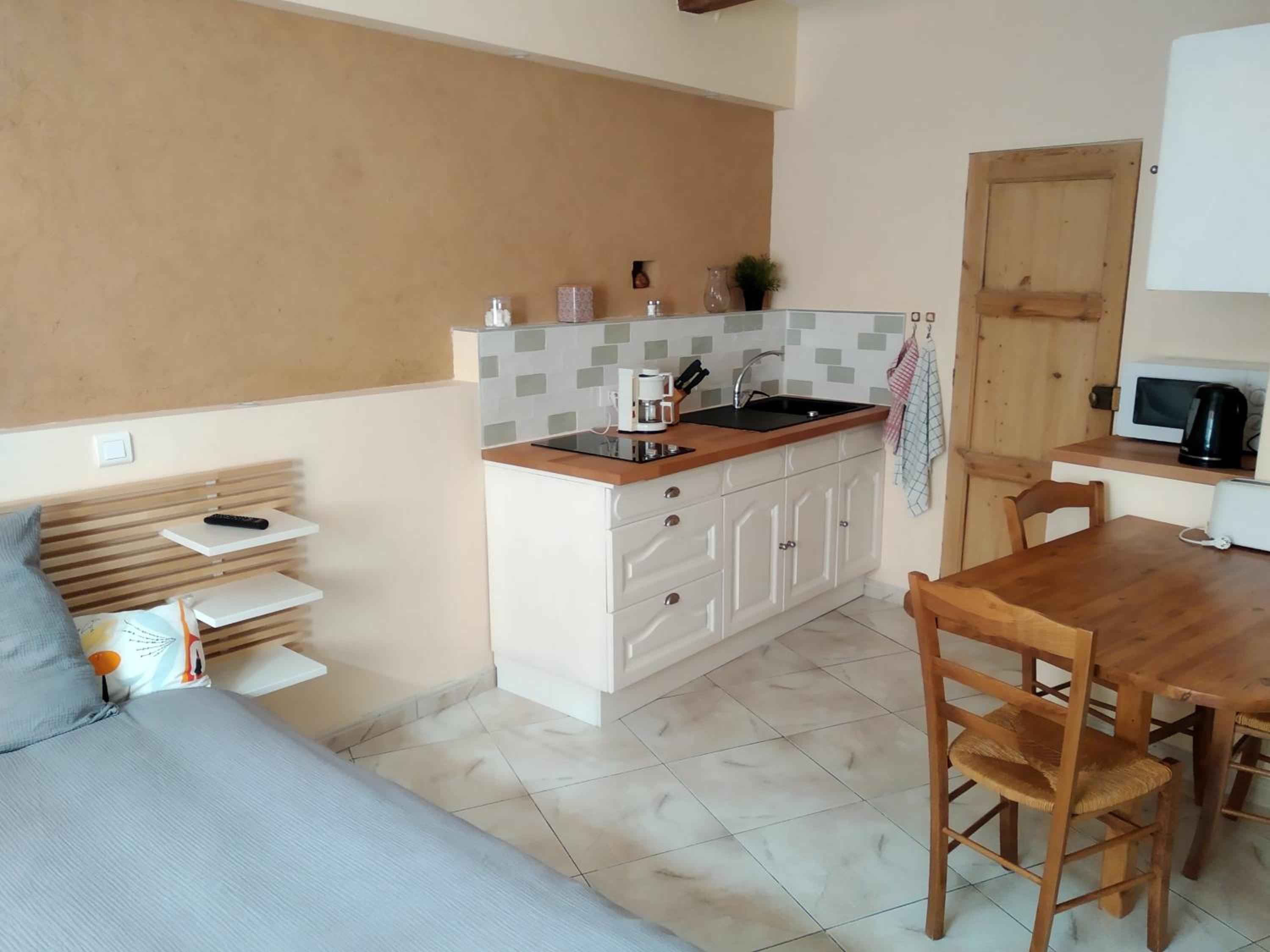 Studio with Private Bathroom - Photo 4