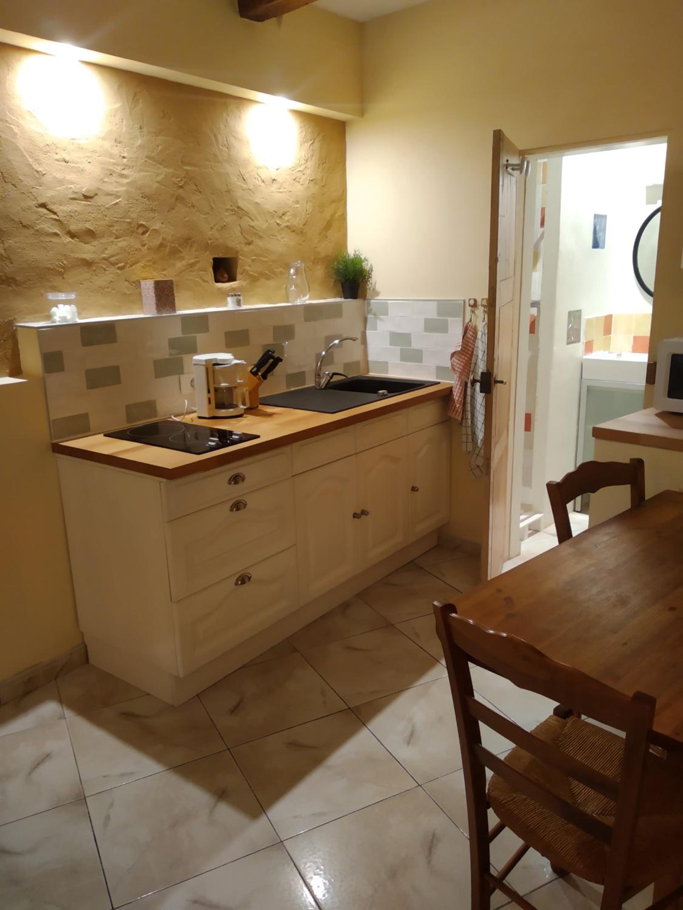 Studio with Private Bathroom - Photo 8
