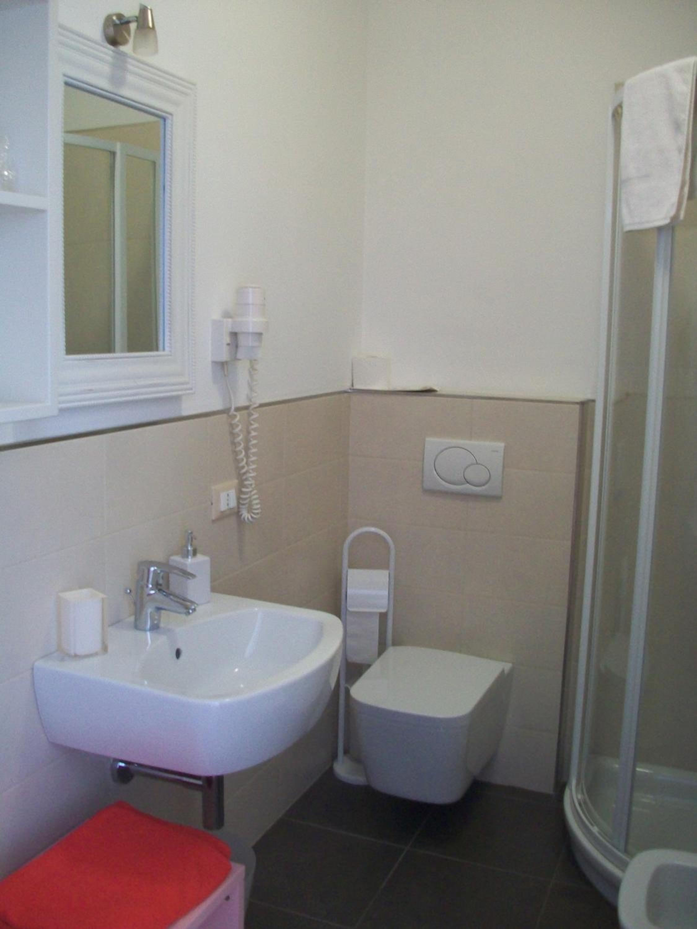 Double or Twin Room with Balcony - Photo 11