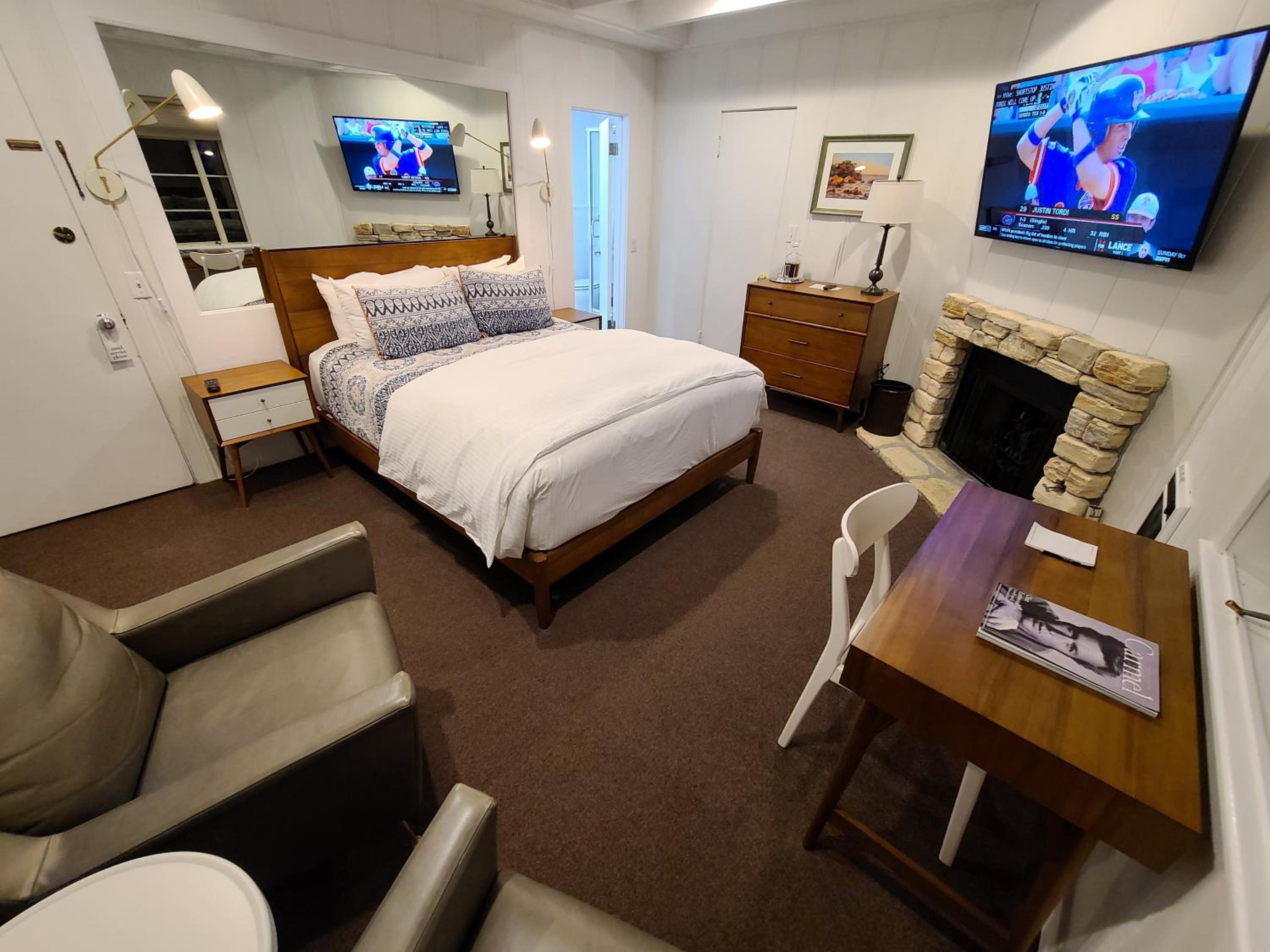 Deluxe Queen Room