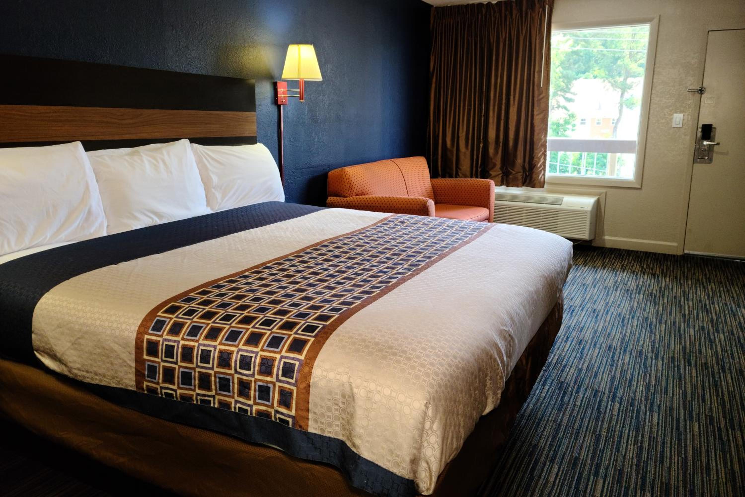 King Room - Non-Smoking - Photo 4