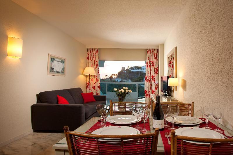 Apartamento de Dos Dormitorios con vistas frontales al mar (3 Adultos + 1 Niño) Apartamento de Dos Dormitorios con vistas frontales al mar (3 Adultos + 1 Niño)