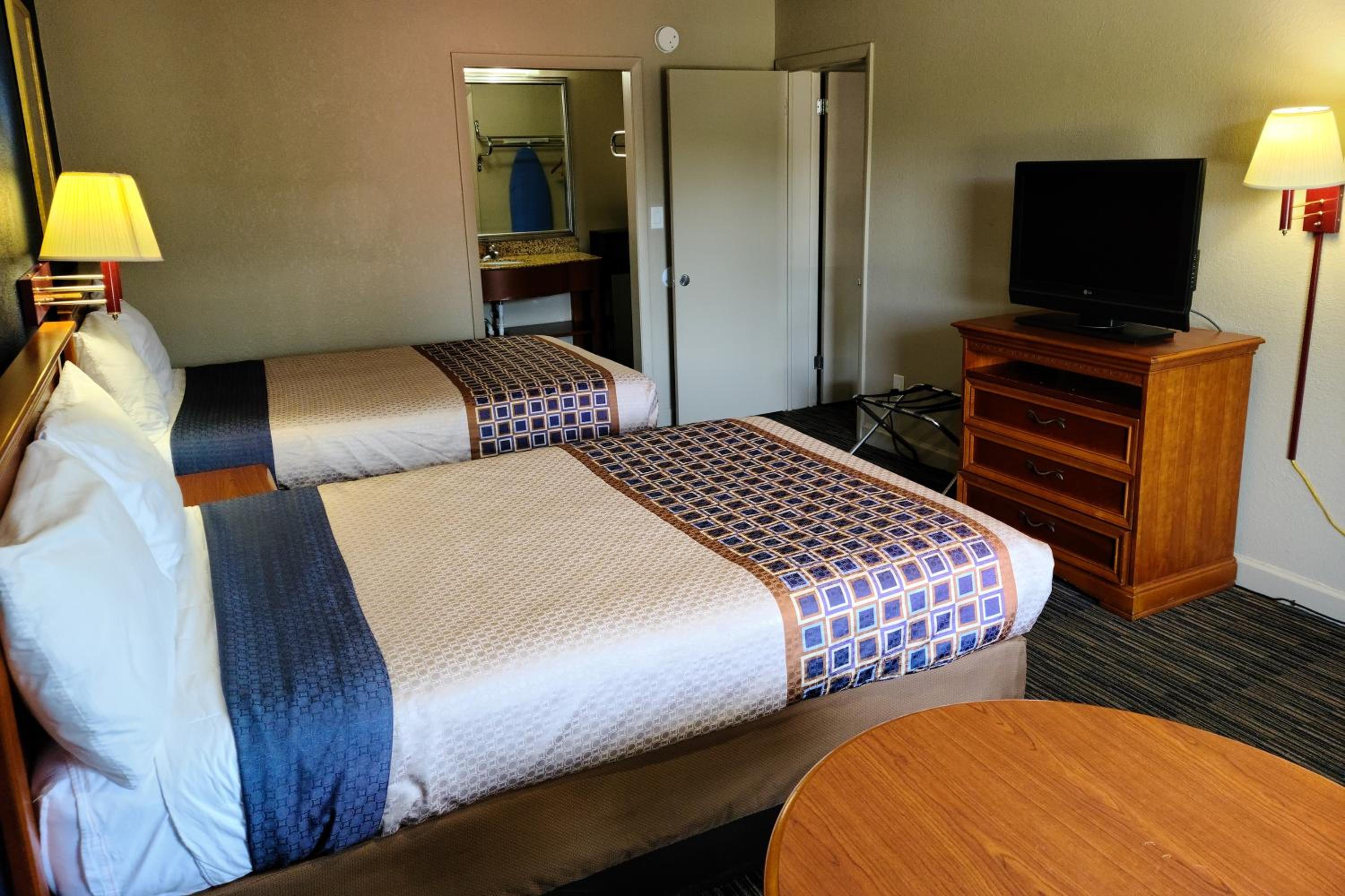 Double Room with Two Double Beds - Smoking photo 1