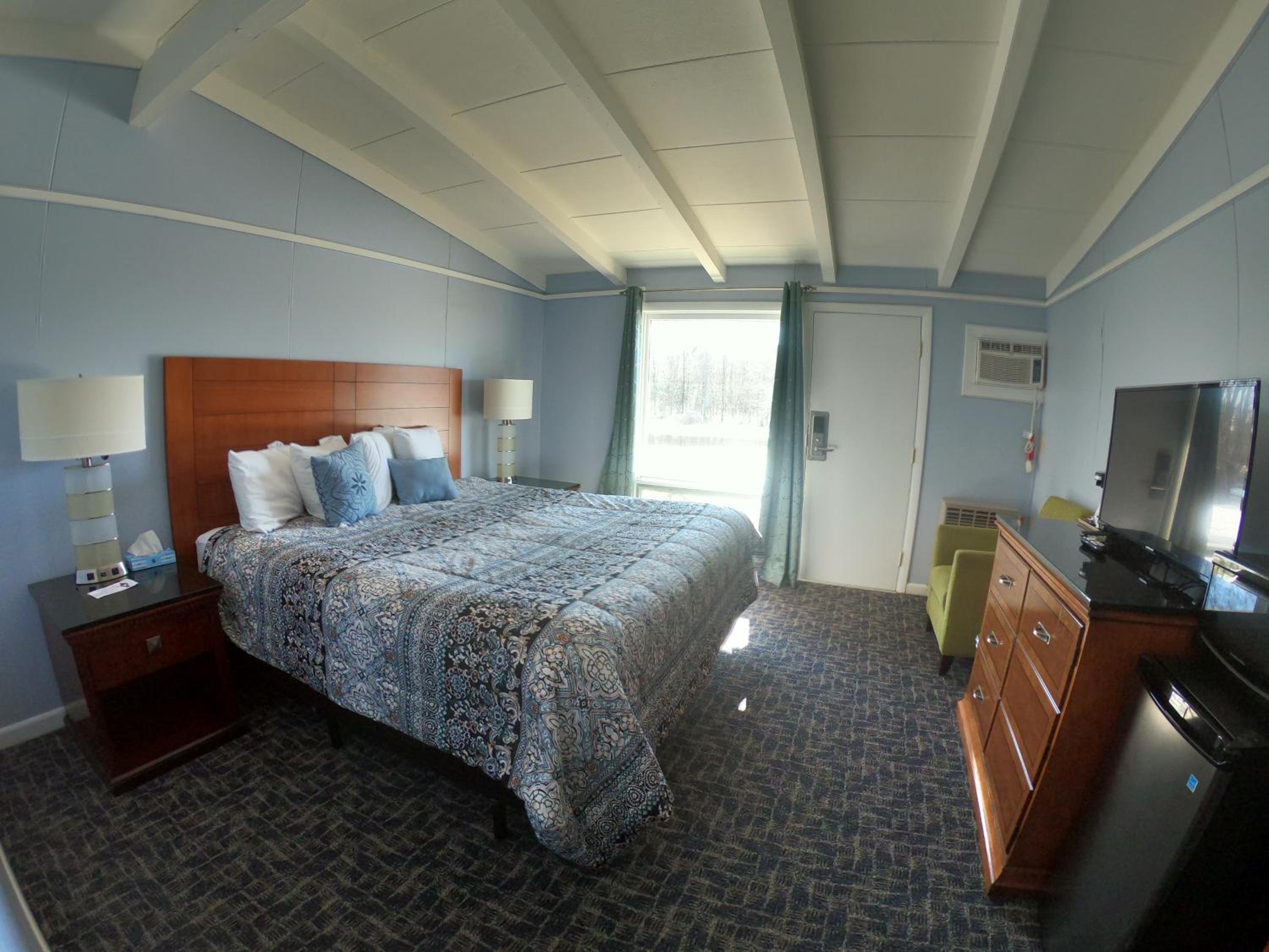King Bed room with River View - Photo 4