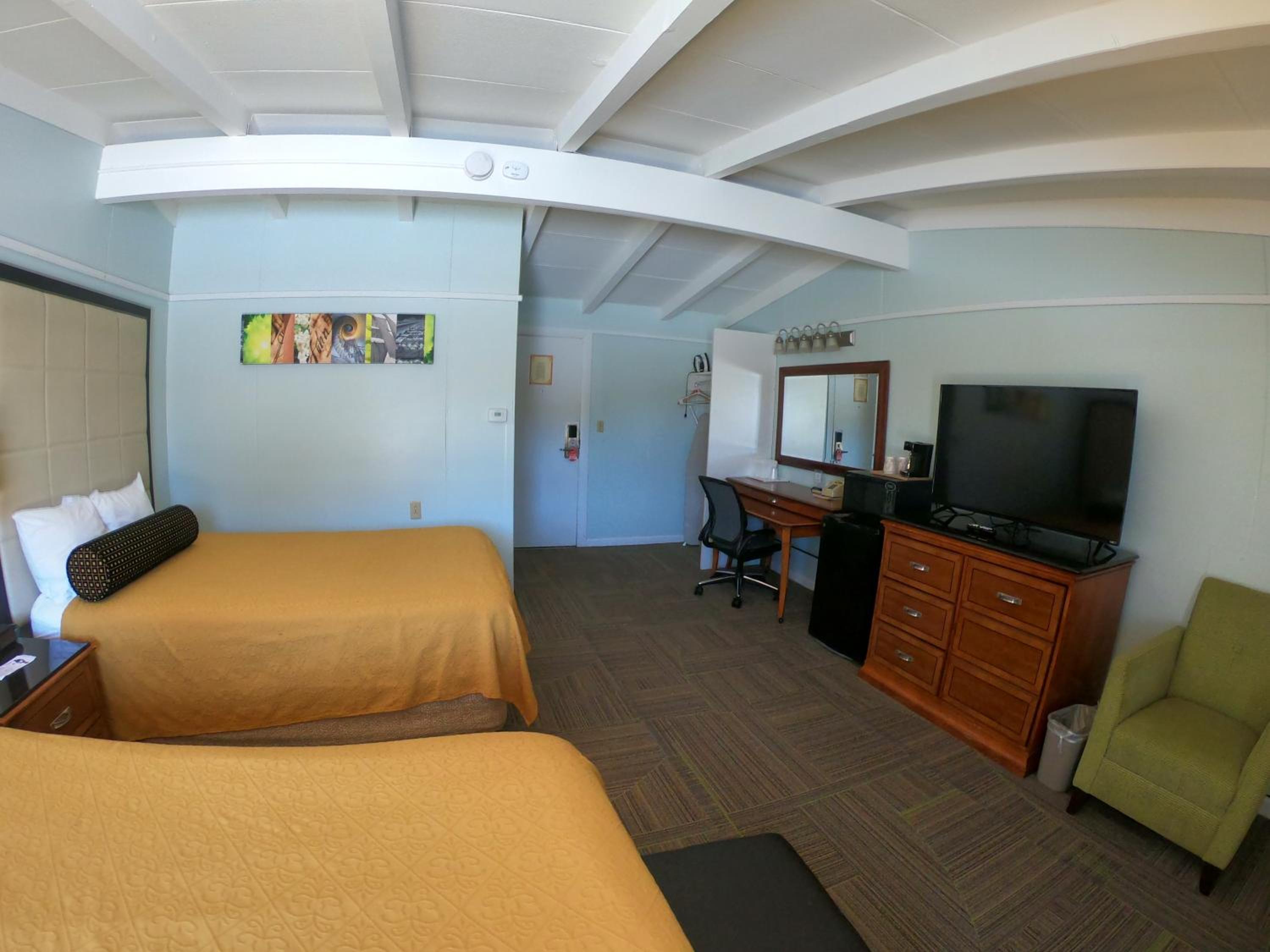 Family room with River View - Photo 1