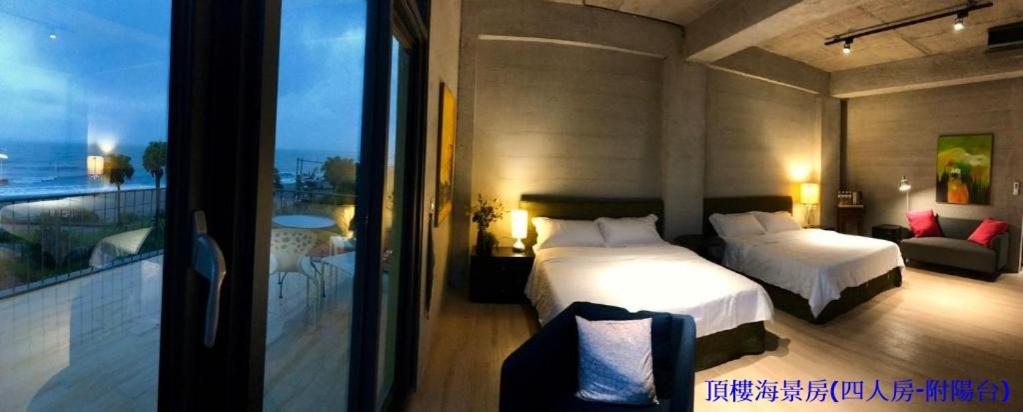 Quadruple Room with Balcony - Photo 9