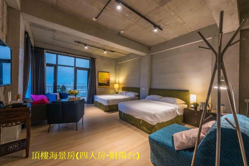 Quadruple Room with Balcony - Photo 8