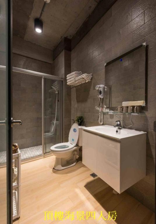 Quadruple Room with Balcony - Photo 7