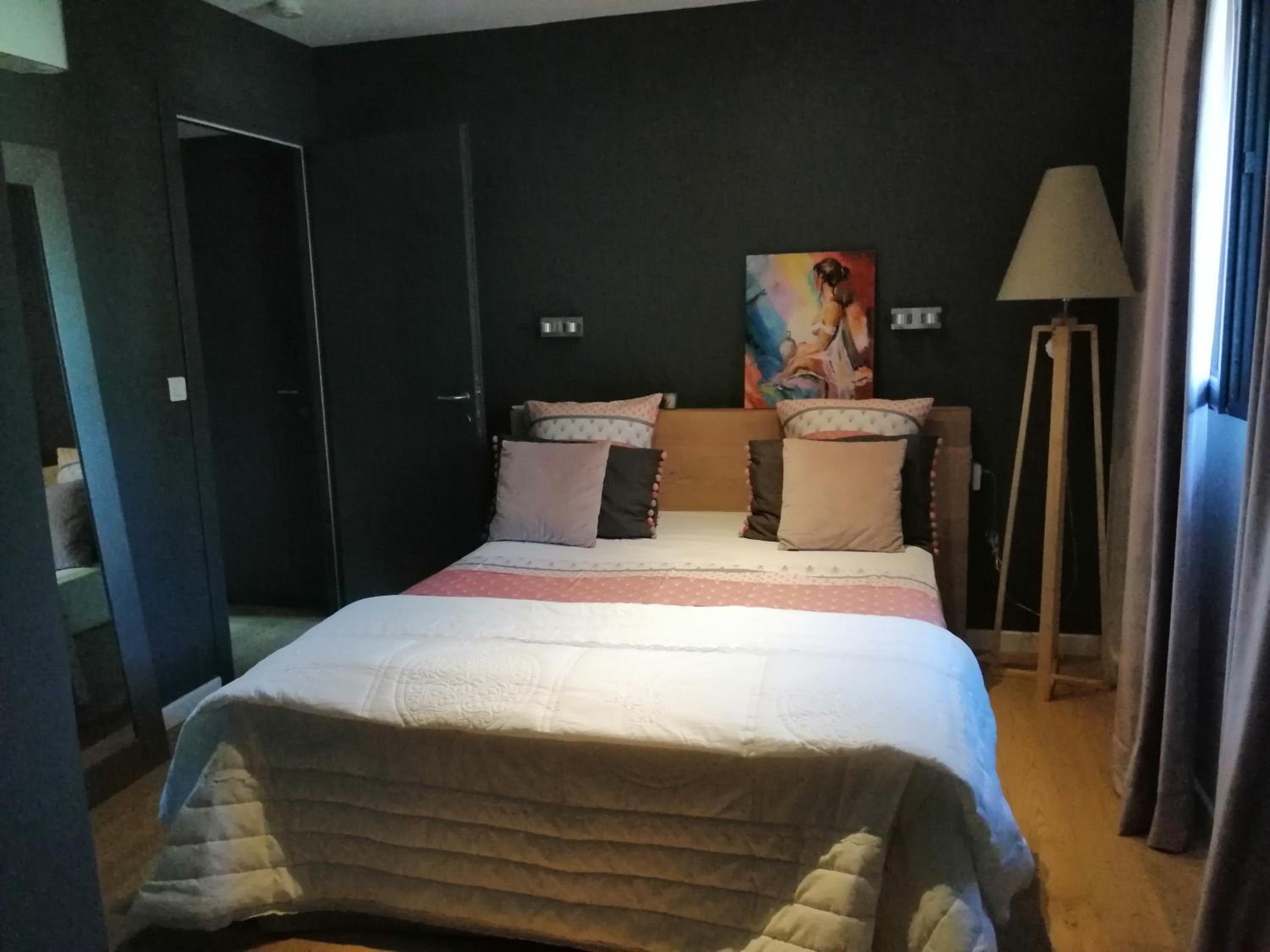 Deluxe Double Room (2 Adults + 1 Child) - Photo 7