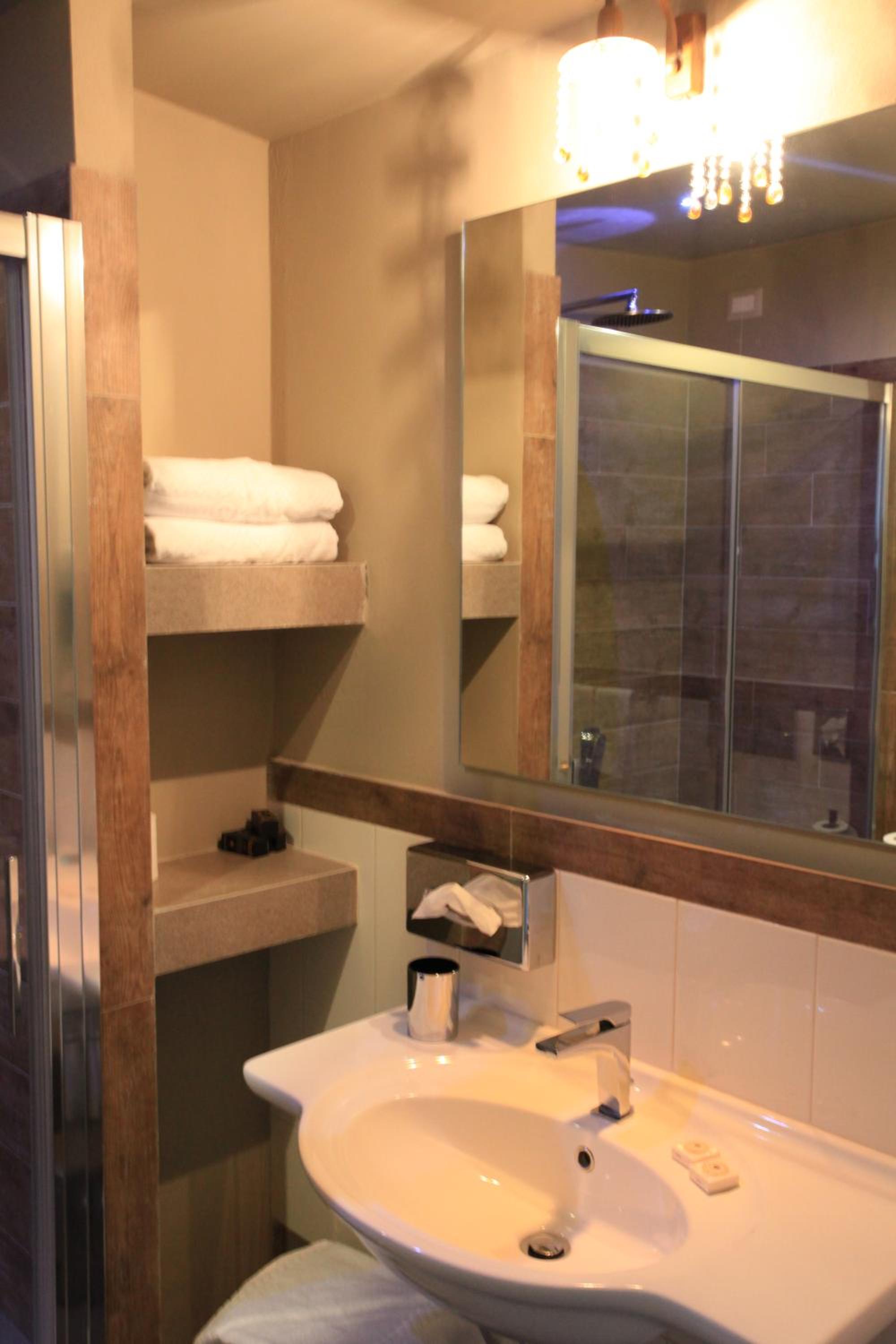 Deluxe Double Room with Lake View photo 2