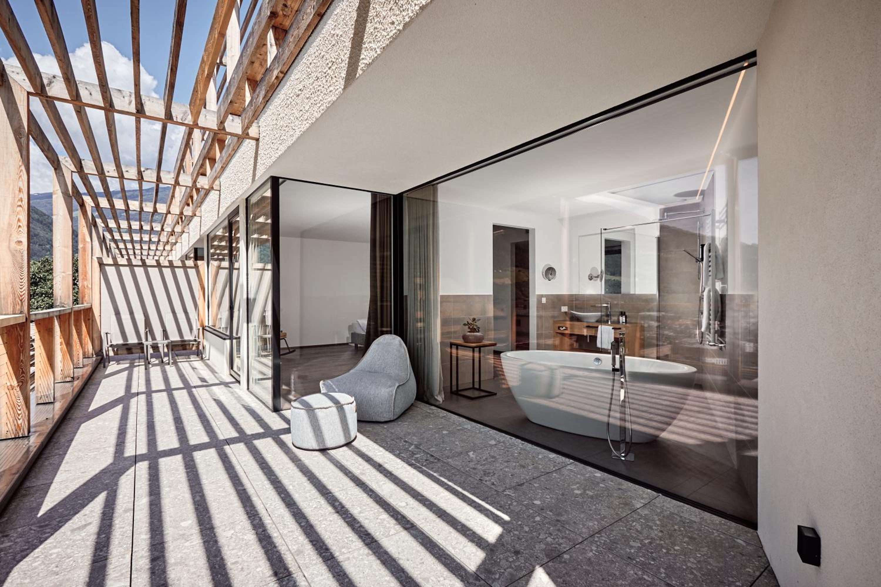 Suite with Bathtub - Photo 11