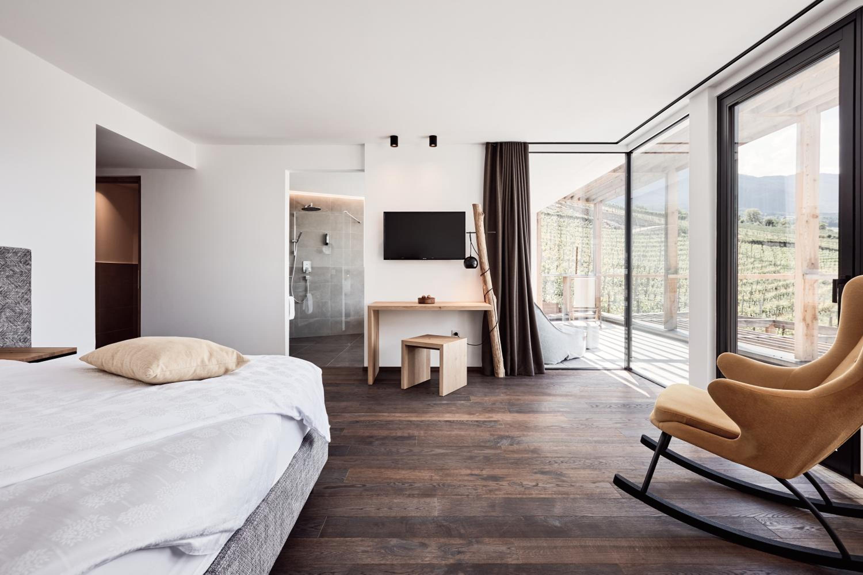 Suite with Bathtub - Photo 1