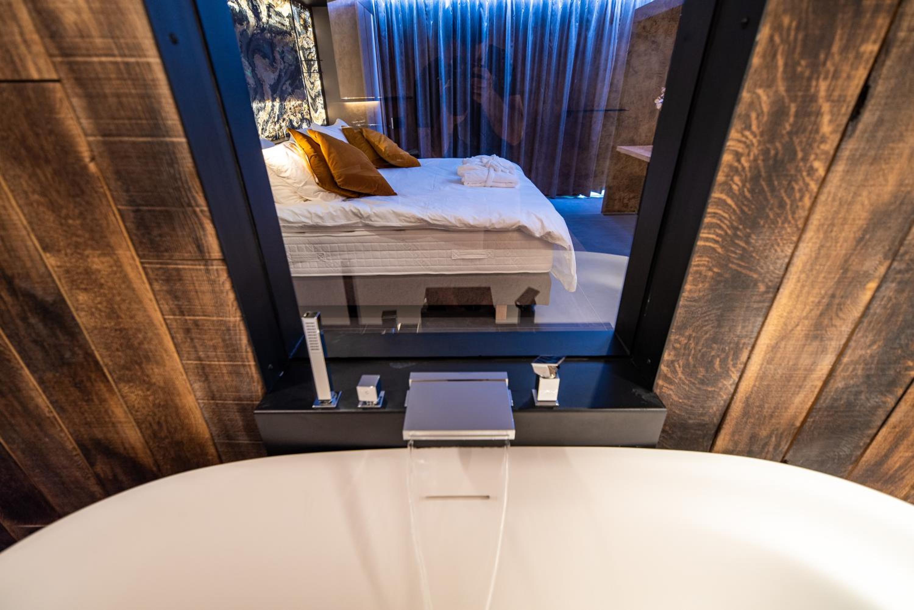 Suite with Hot Tub photo 2