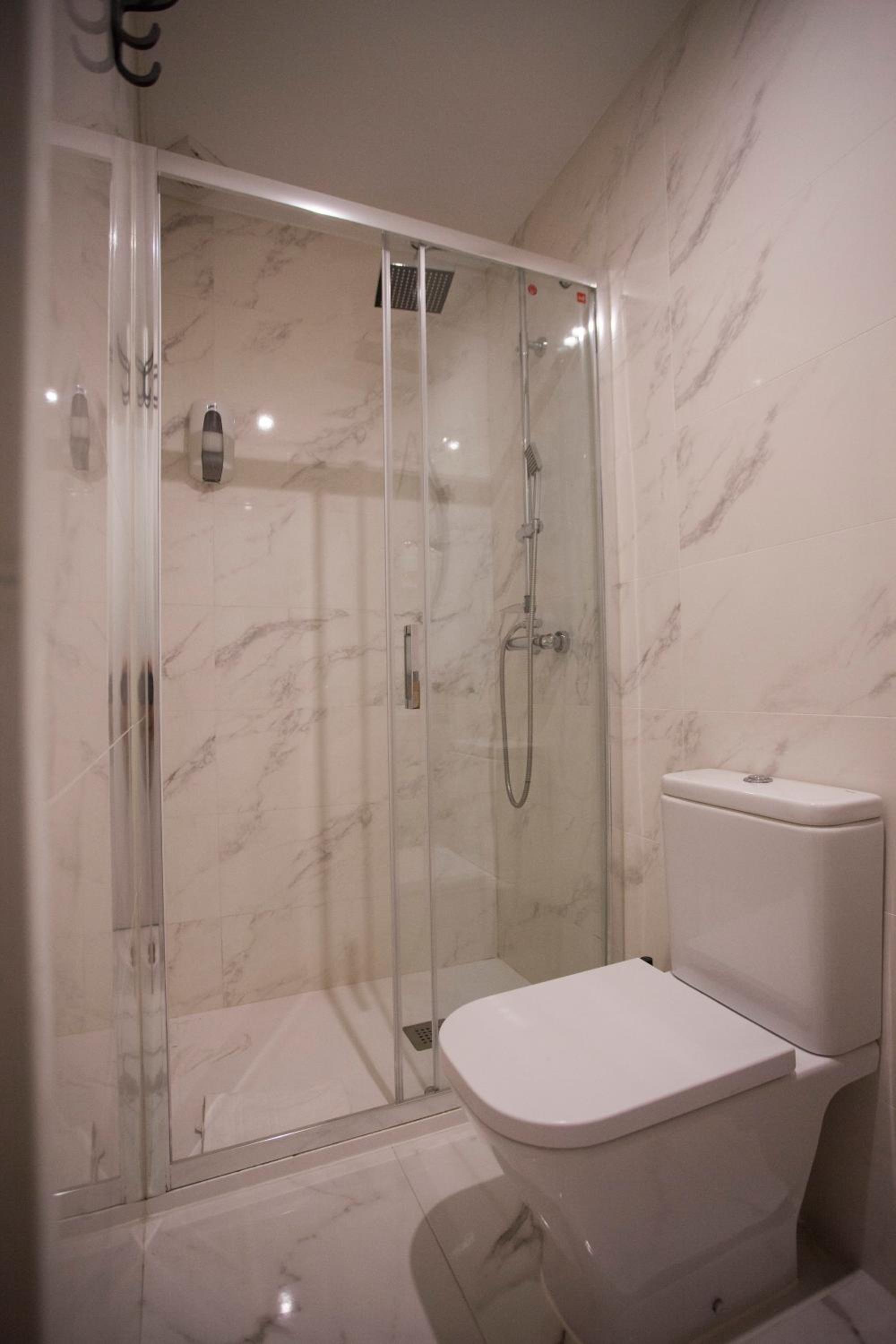 Single Room with Private Bathroom photo 2