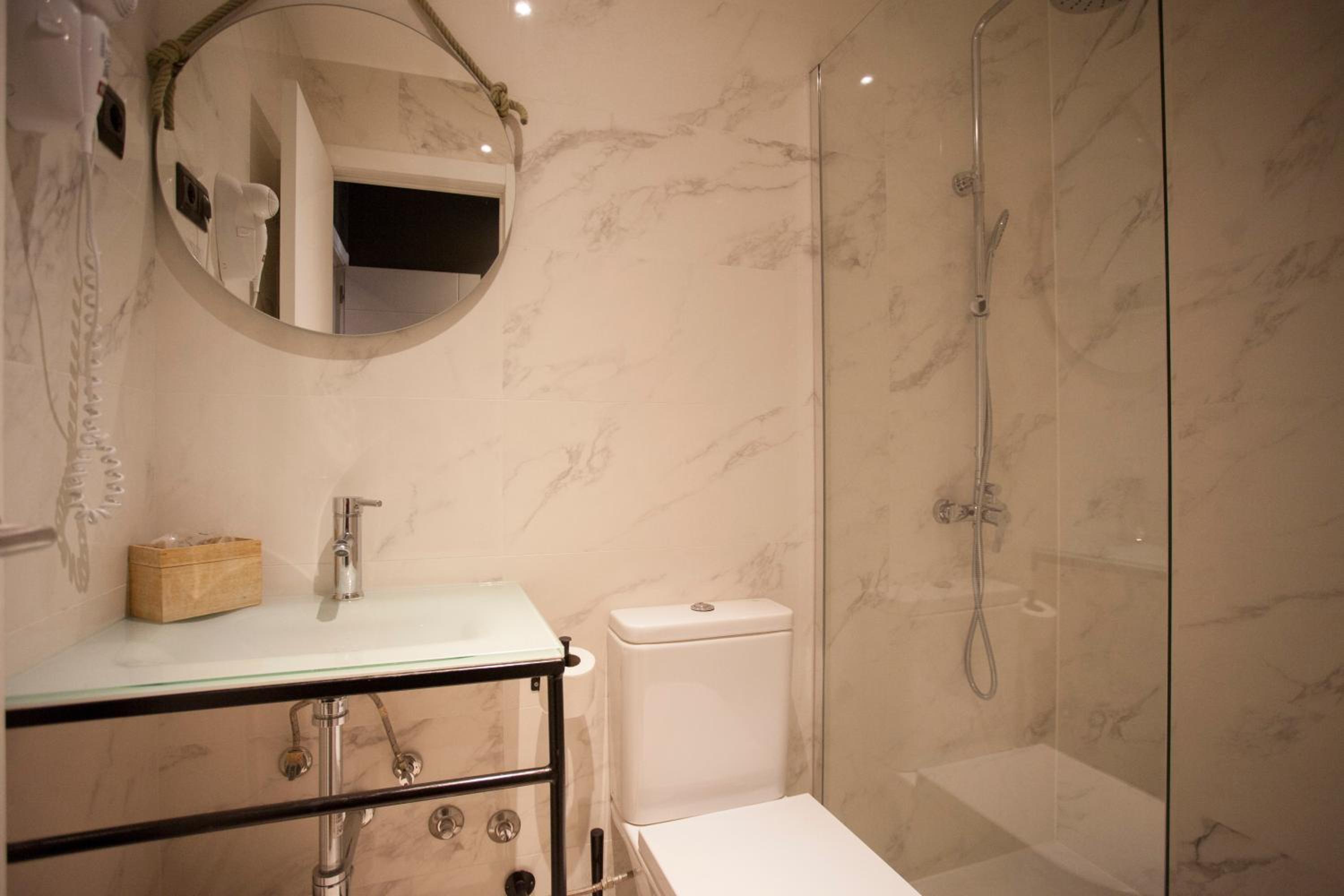 Economy Double Room with Private Bathroom photo 3