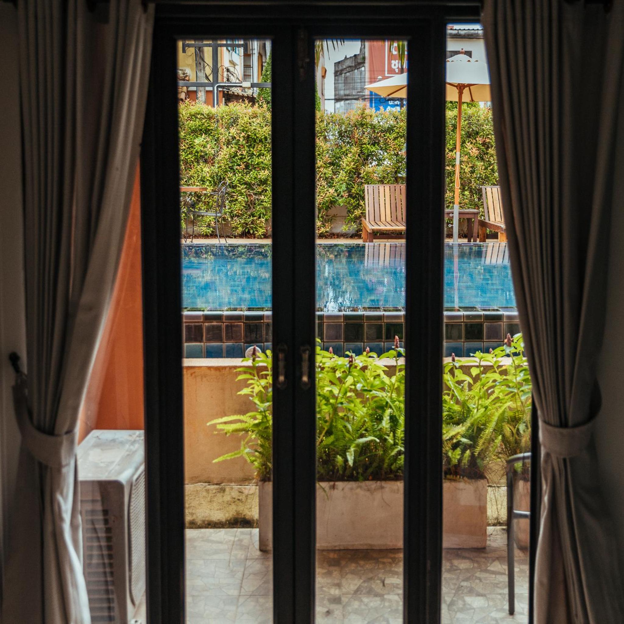 Double Room with Pool View - Photo 7